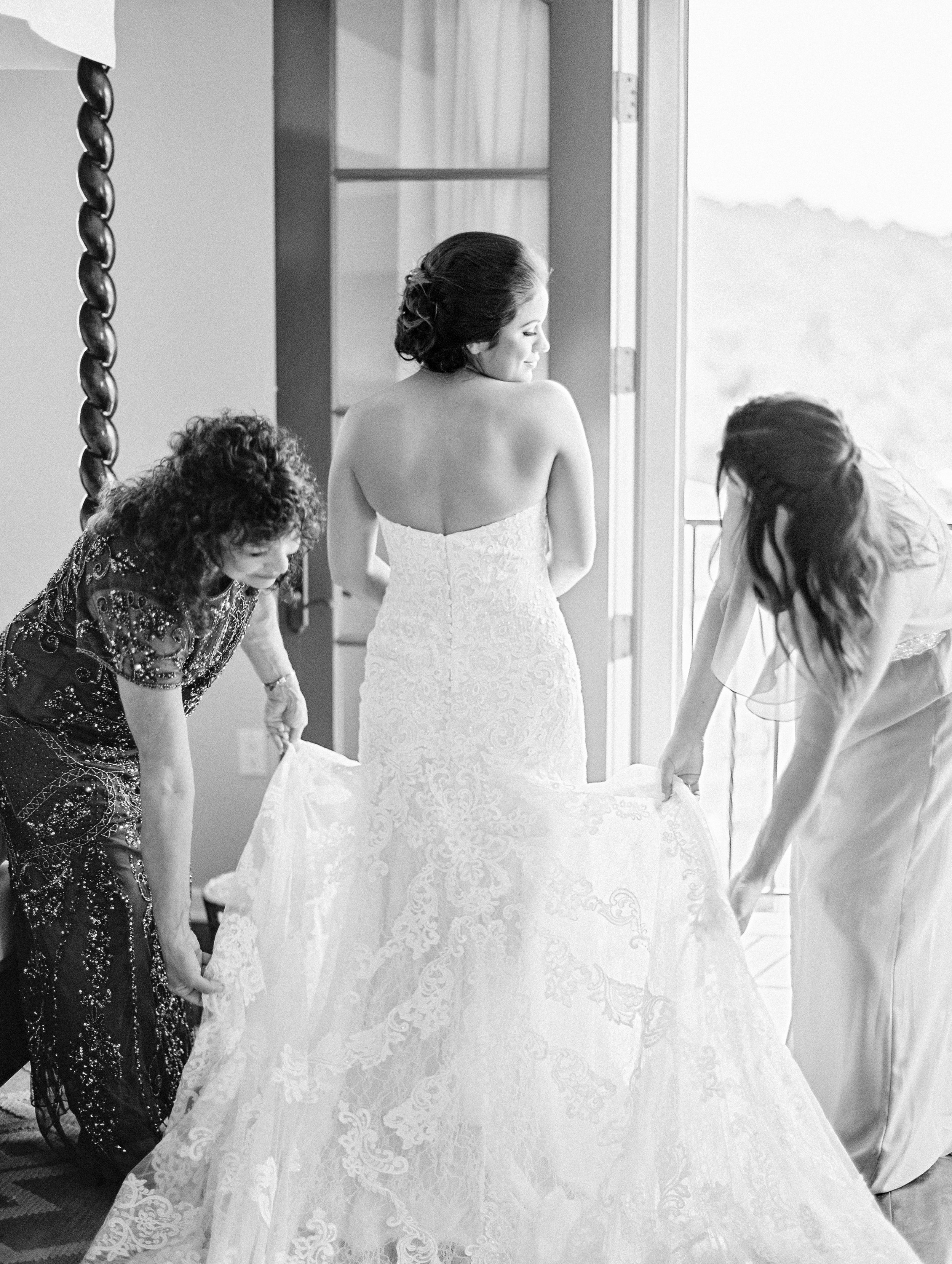 www.santabarbarawedding.com | El Presidio | Santa Barbara Club | Taralynn Lawton | Bride getting ready