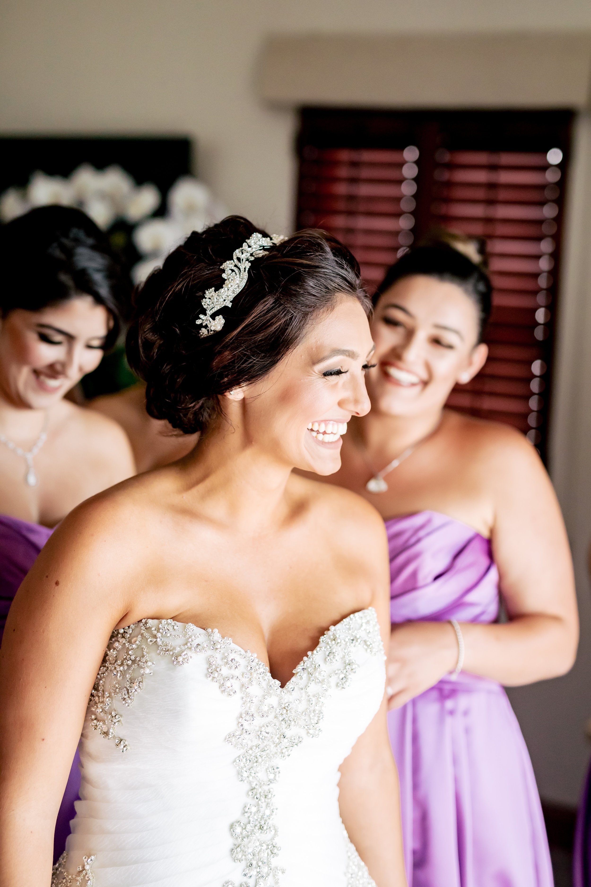 www.santabarbarawedding.com | Bacara Resort | Rewind Photography | Elegant Sofreh Design | Bride getting ready