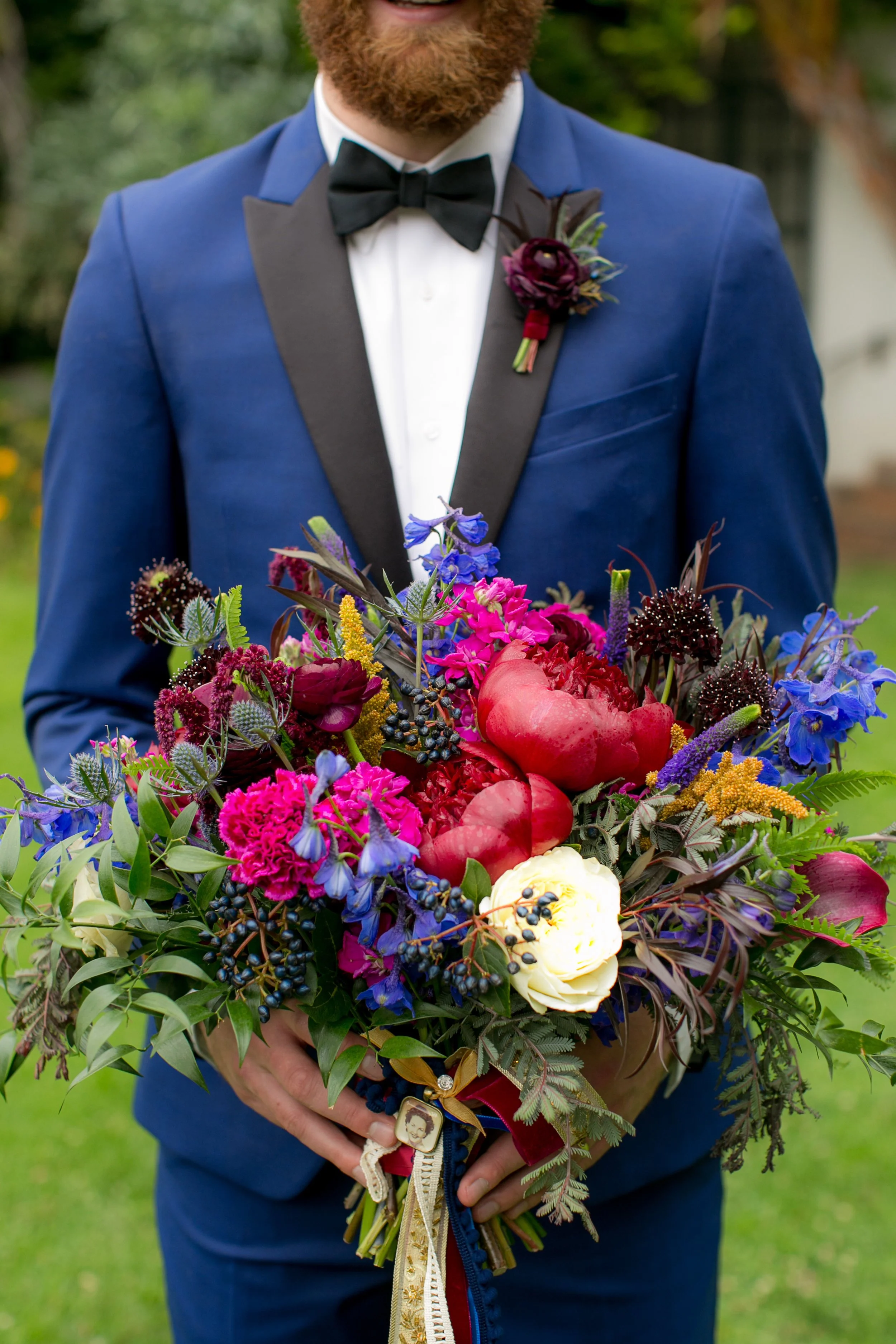 www.santabarbarawedding.com | Boone & Stacie Weddings | Santa Barbara Courthouse | El Paseo | Groom and Bouquet