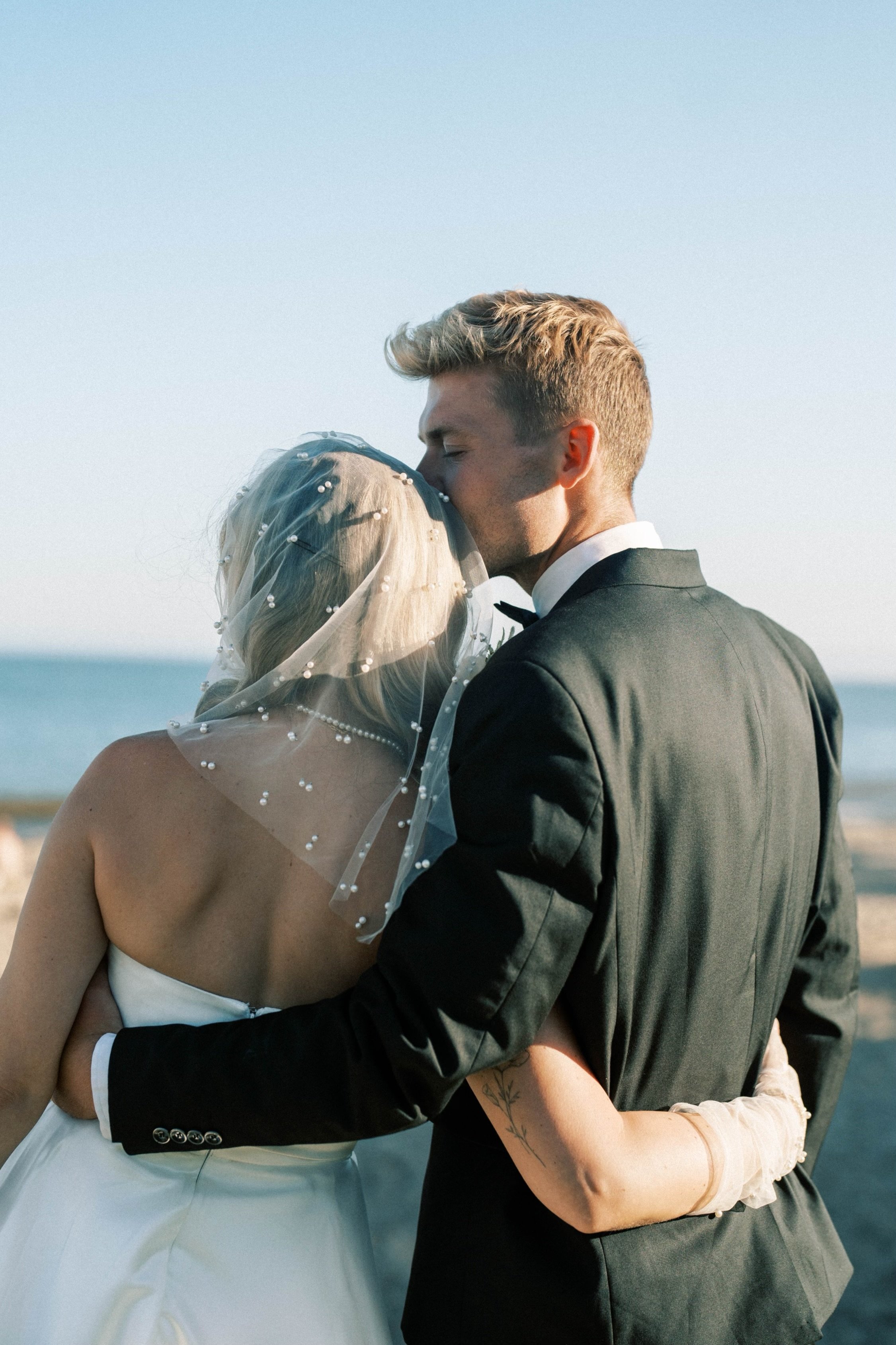 www.santabarbarawedding.com | Santa Barbara City College | Winslow Maxwell Overlook | Parker Strehlow | Michael Ambrozewicz | Nora Ambrozewicz | Couple Kissing with Ocean Views