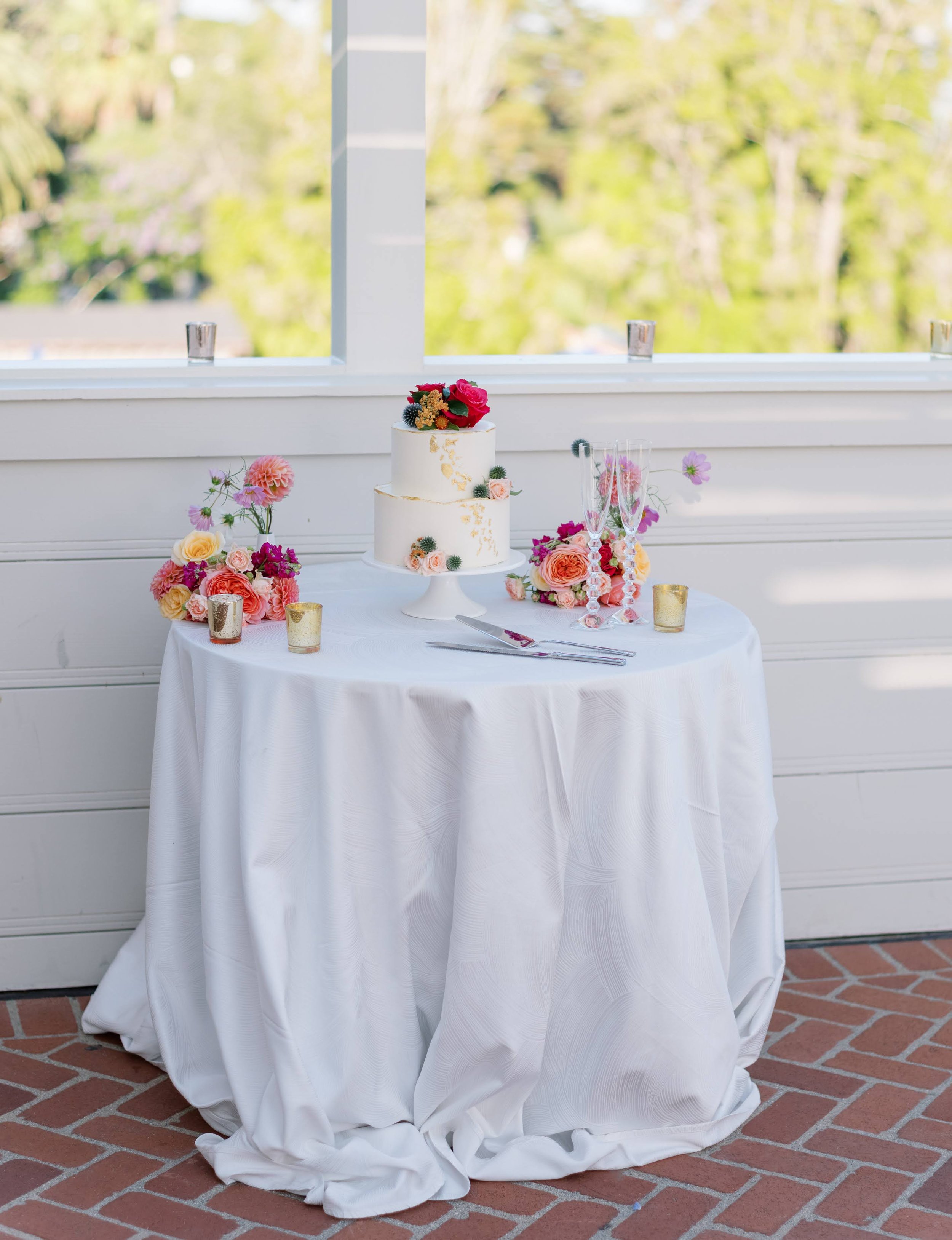 www.santabarbarawedding.com | Santa Barbara Elopement | Belmond El Encanto | Pinnel Photography | Ella &amp; Louie | Cake Table with Florals