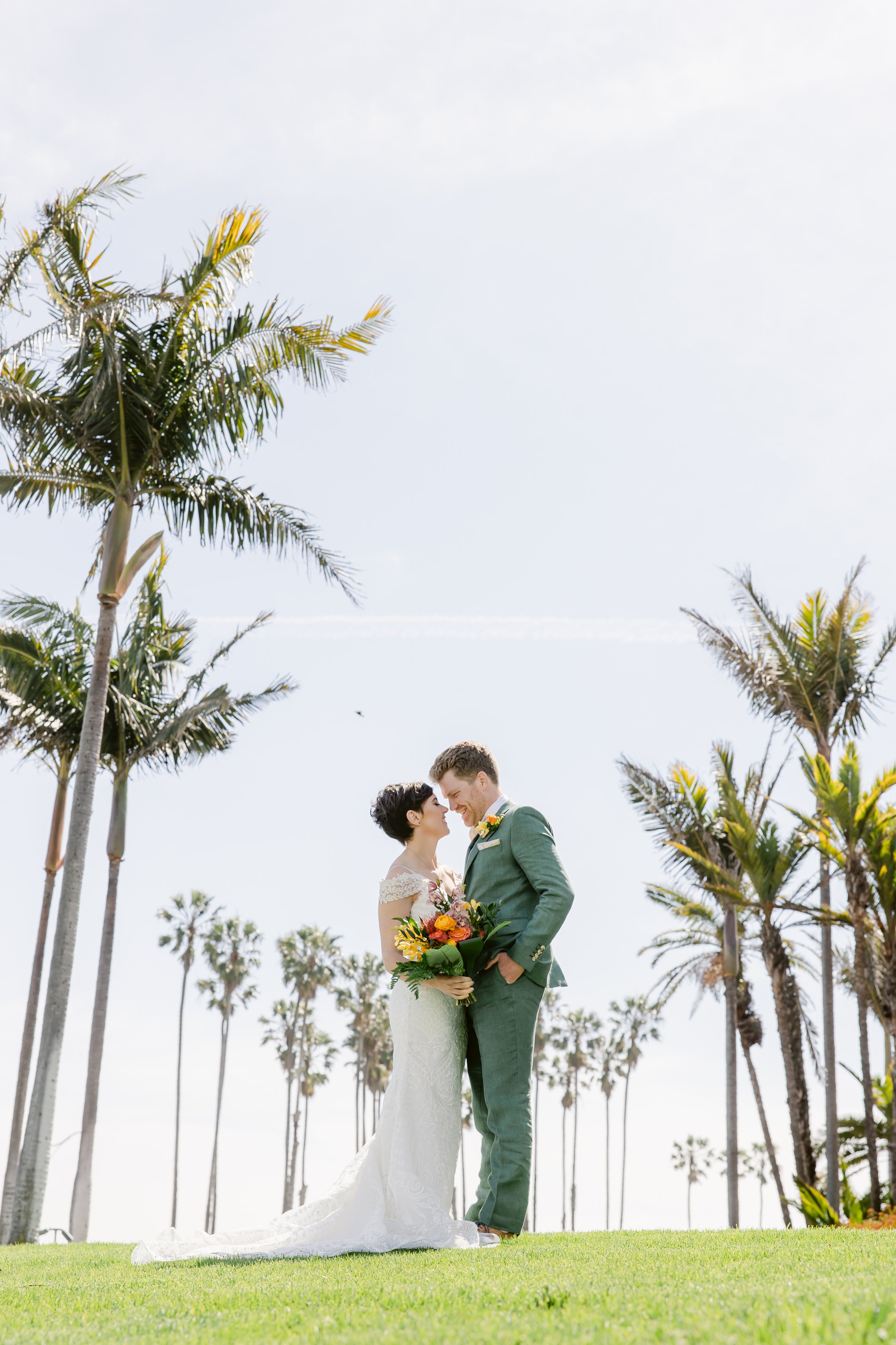 www.santabarbarawedding.com | Rewind Photography | Dulce Dia Events | Blush &amp; Bangs | Couple Kissing by the Beach