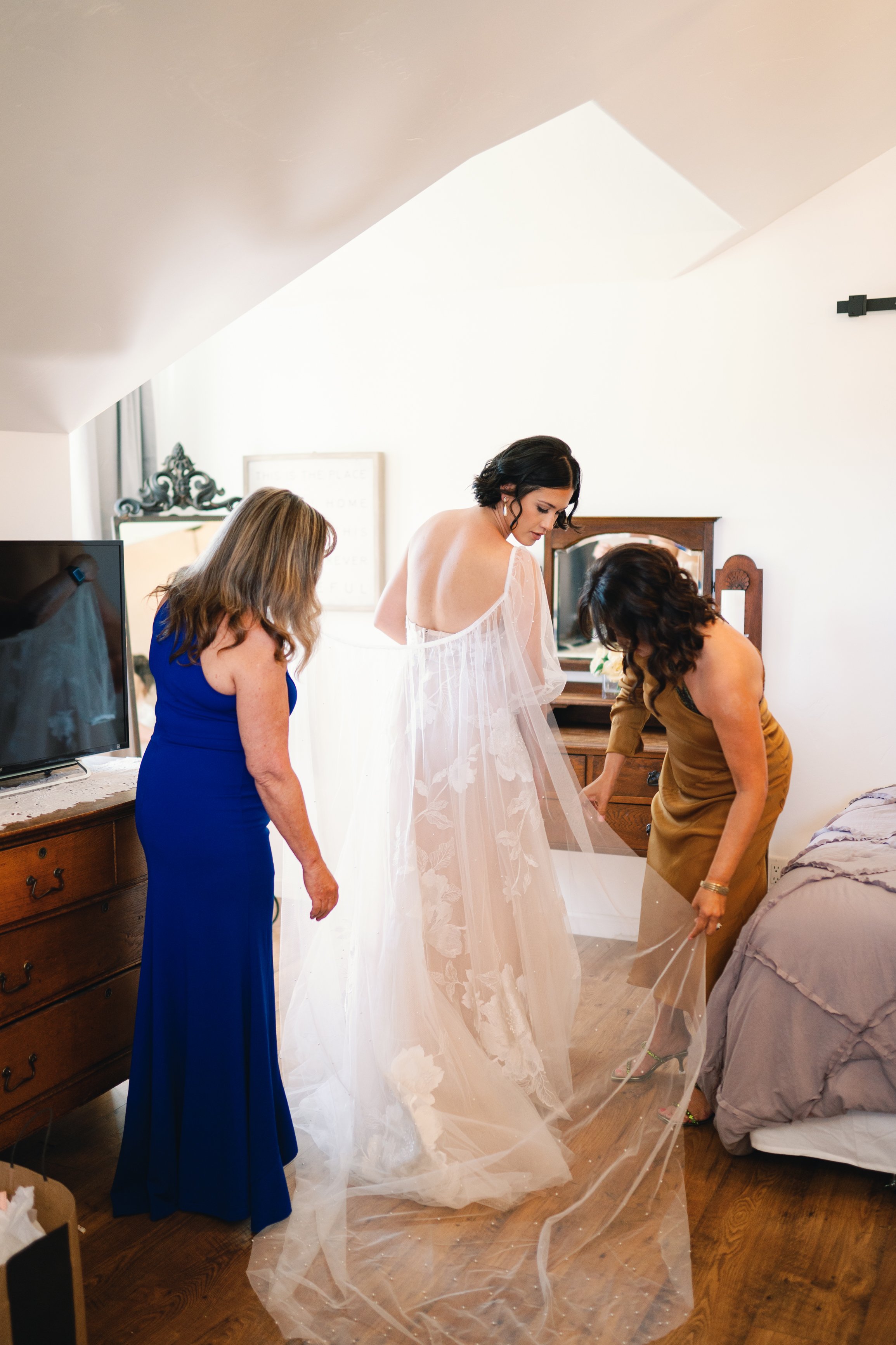 www.santabarbarawedding.com | Augusta Ottillia Photography | Megan Rose Events | Fallen Oaks Estate | Brooke Edelman | Meagan Fondren | Bride Getting In Her Dress