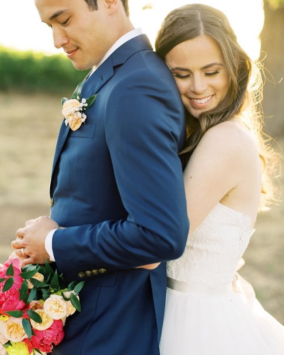 We can&rsquo;t get over the details from Zach &amp; Trisha&rsquo;s wedding ❤️

Playful, family-oriented, and filled with the most gorgeous light blue details - find more from their multi-faith winery wedding on the blog! 

Photographer: @loveridgepho