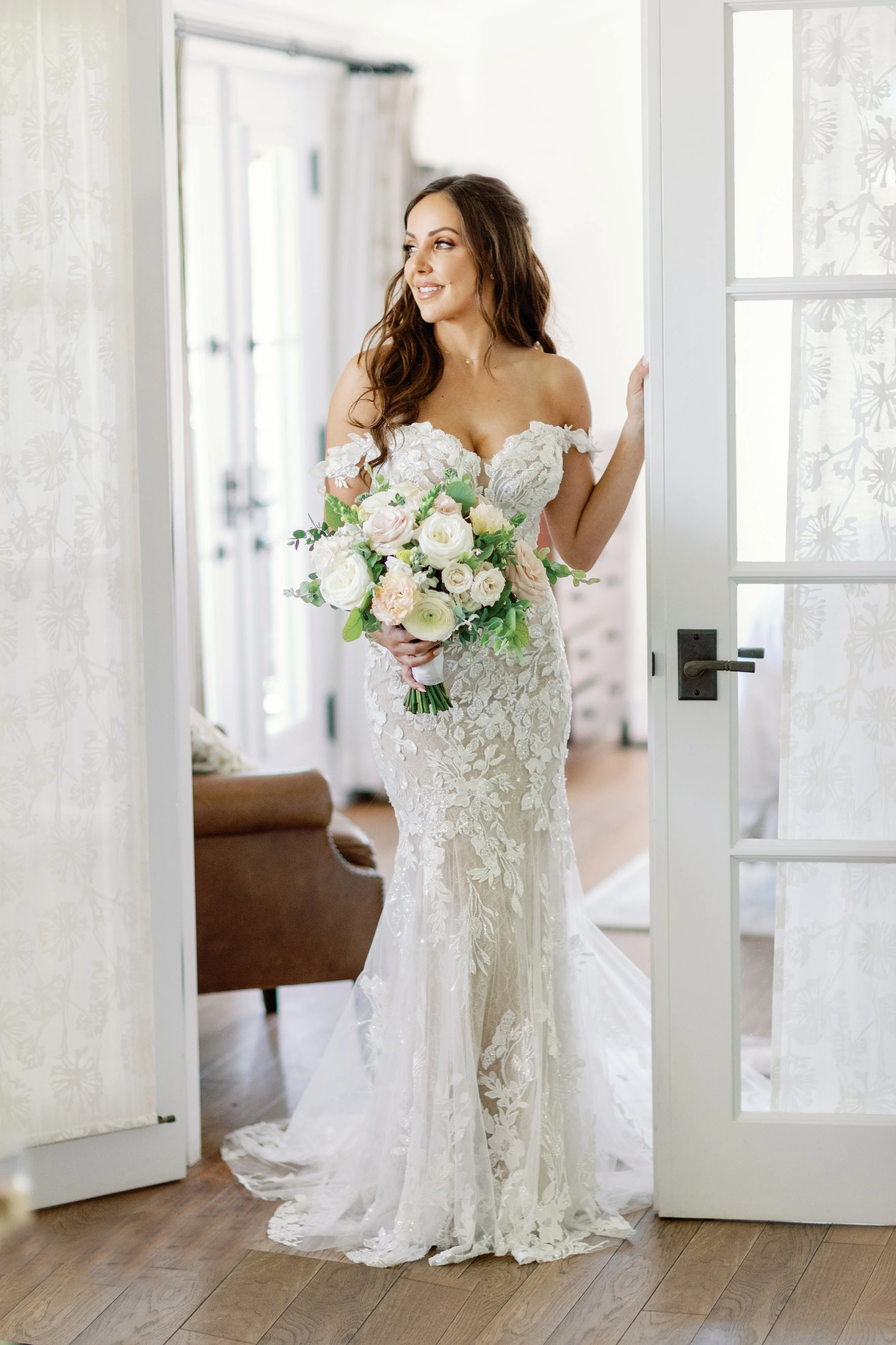 www.santabarbarawedding.com | Gloria Mesa | Belmond El Encanto | Jamison and Tania Photography | Flourish Design & Co. | Marla & Co. | Bride with Bouquet