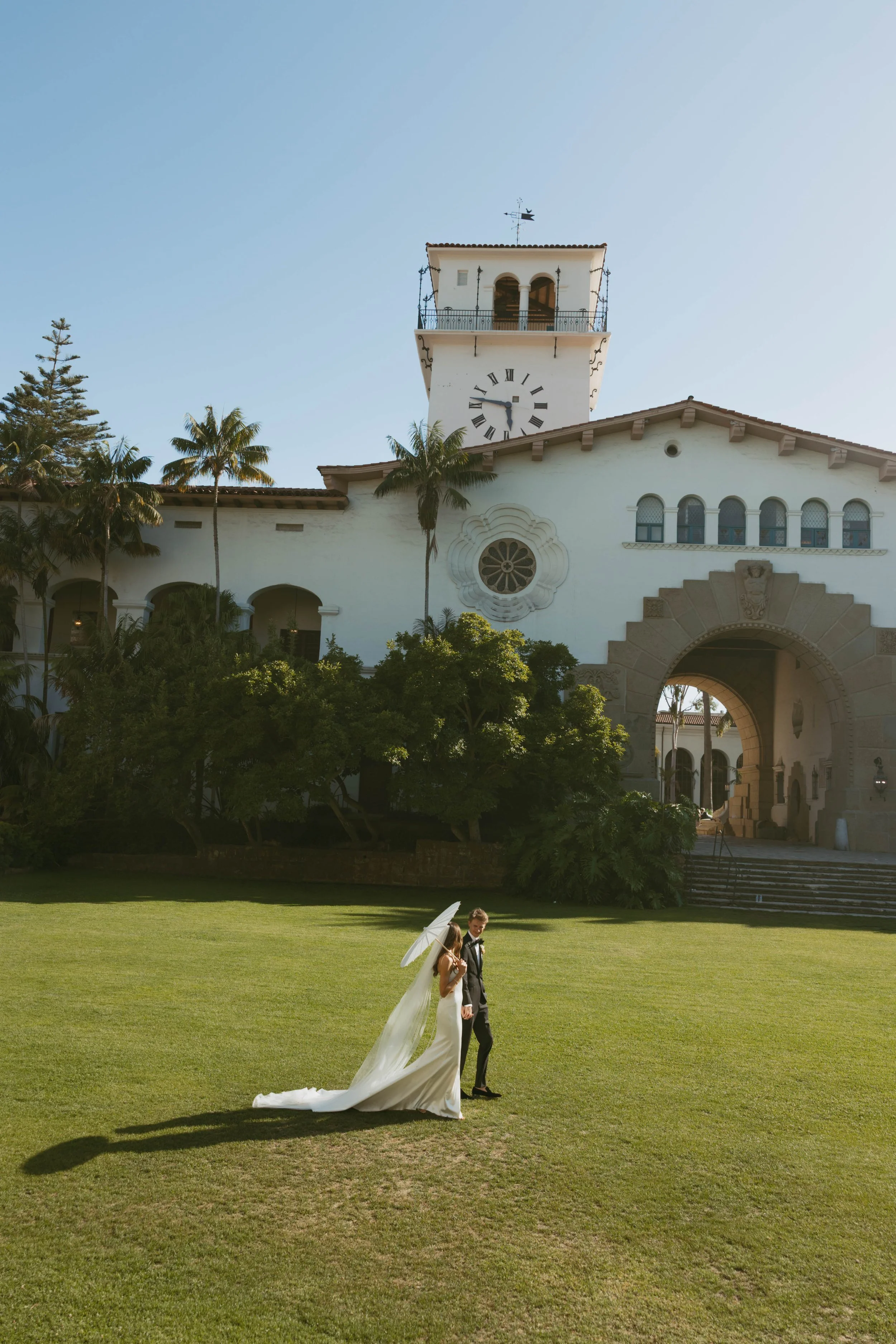 www.santabarbarawedding.com | Santa Barbara Courthouse | KB Events | Michelle Lanning | Boho Chic Dreams | Just 4 Fun Party Rentals | Couple Walking Across Lawn