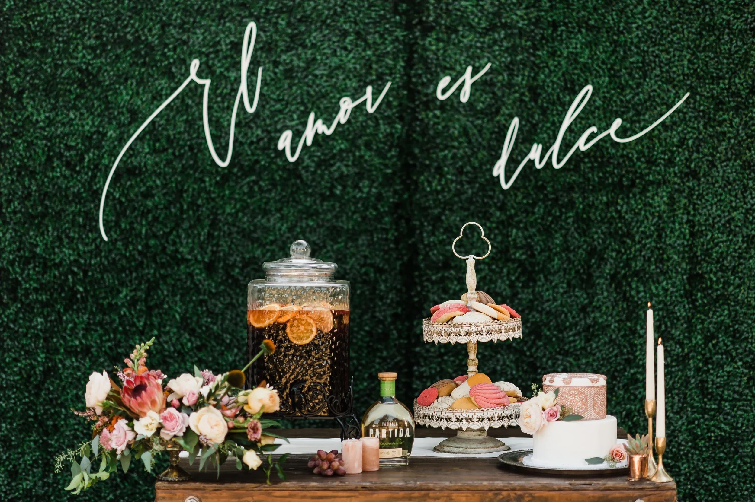 Spanish sign at Spanish-inspired wedding shoot