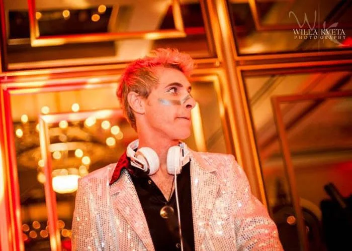 DJ Scott Topper playing at wedding