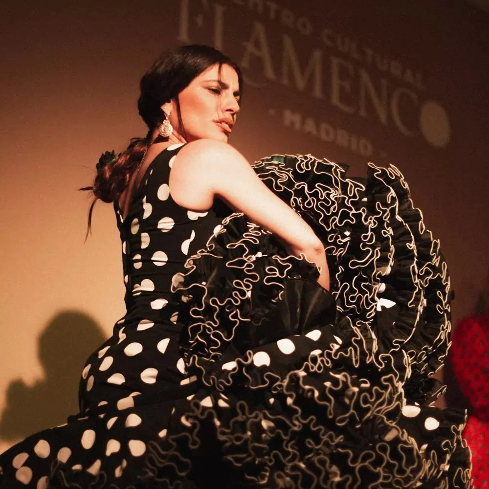 Lisi Sfair welcomes November with the singing of Juañares and Alejandro Moreno