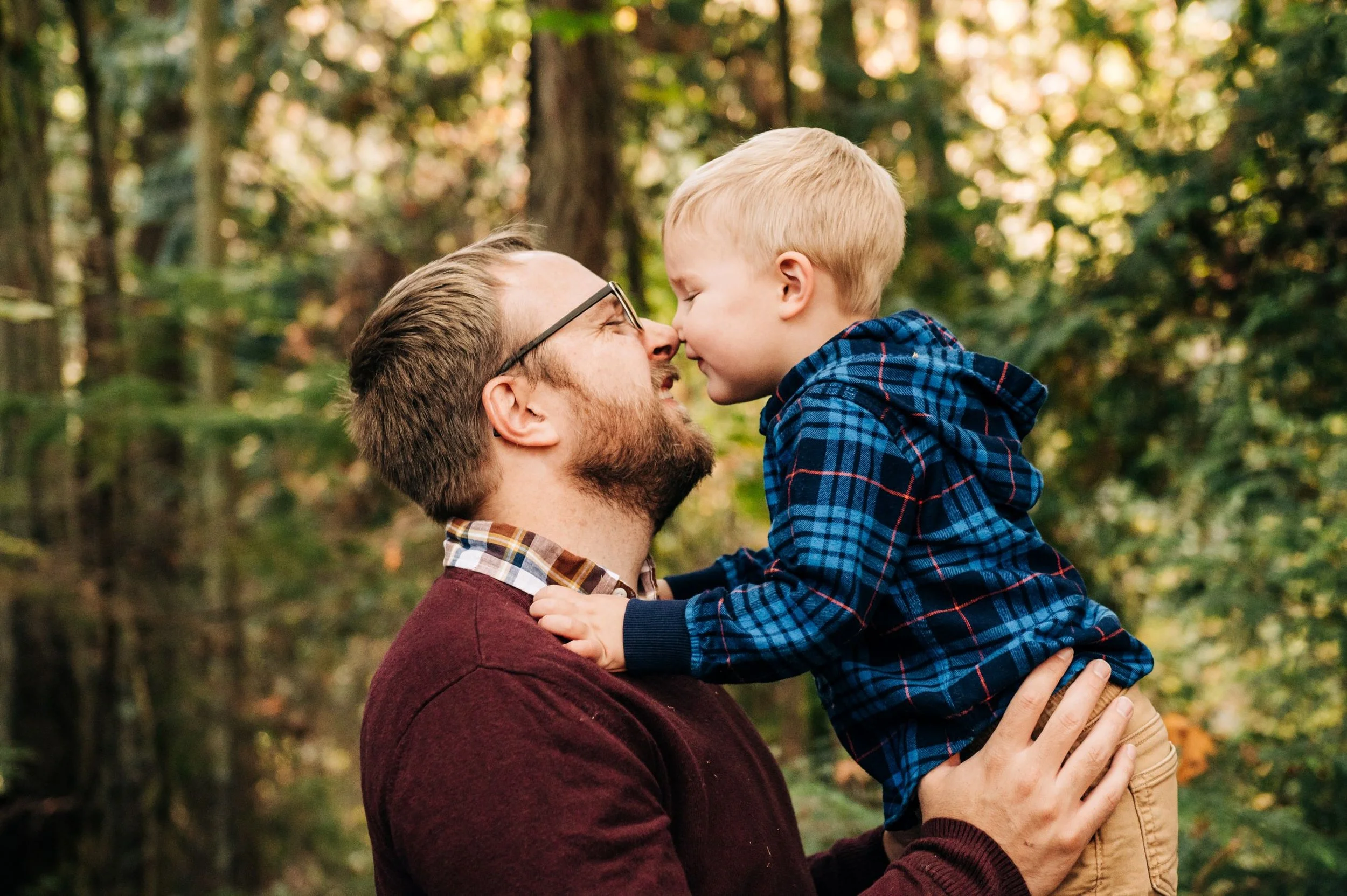 Dad snuggling son at family photos in Shoreline