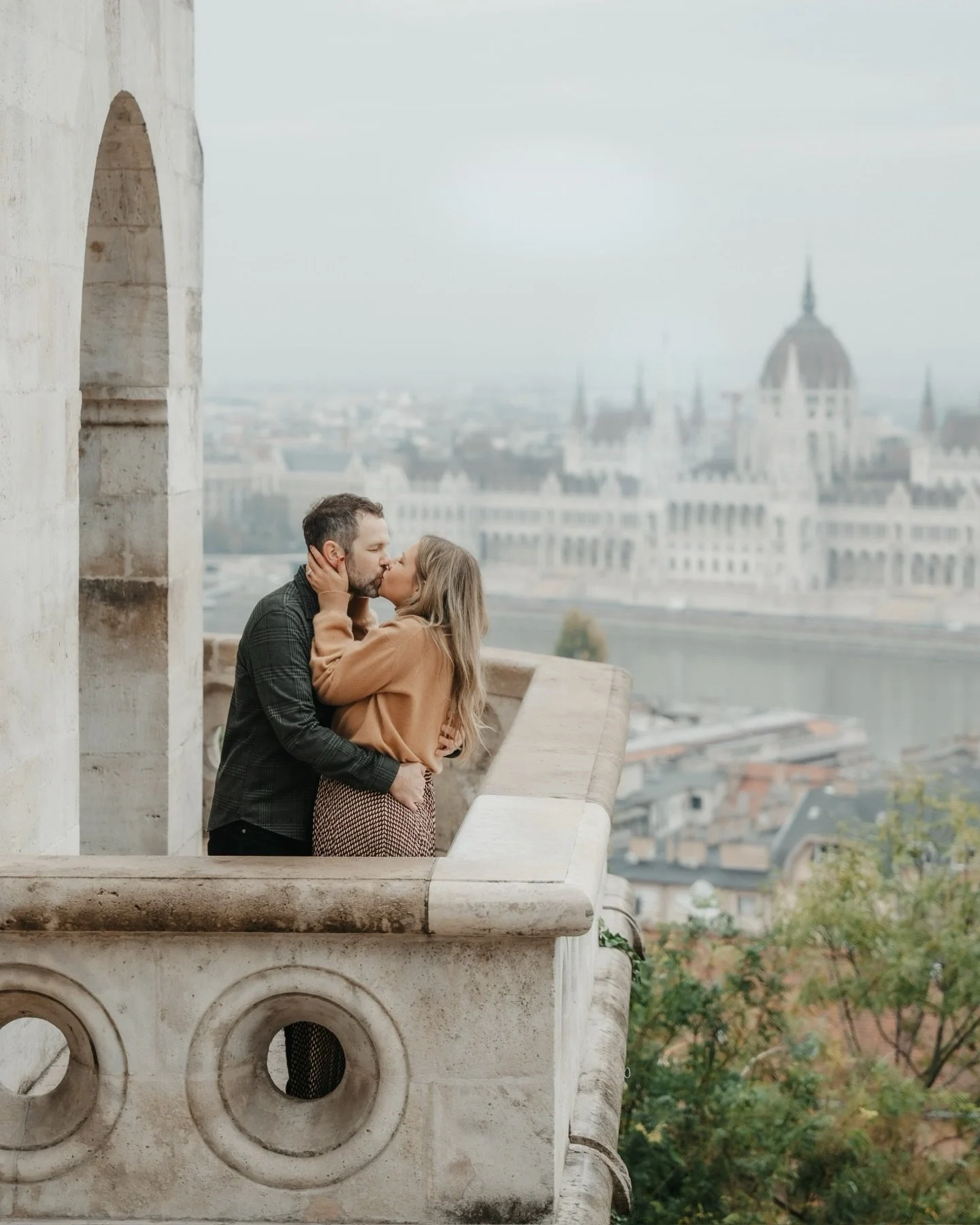 Budapest Photographer 📷 
Gorgeous view, romantic atmosphere - Budapest has so much to offer! I simply LOVE this city, and so many of my clients choose it to have their memories captured when they are doing a europe trip. 🥰 

#budapestphotography #b