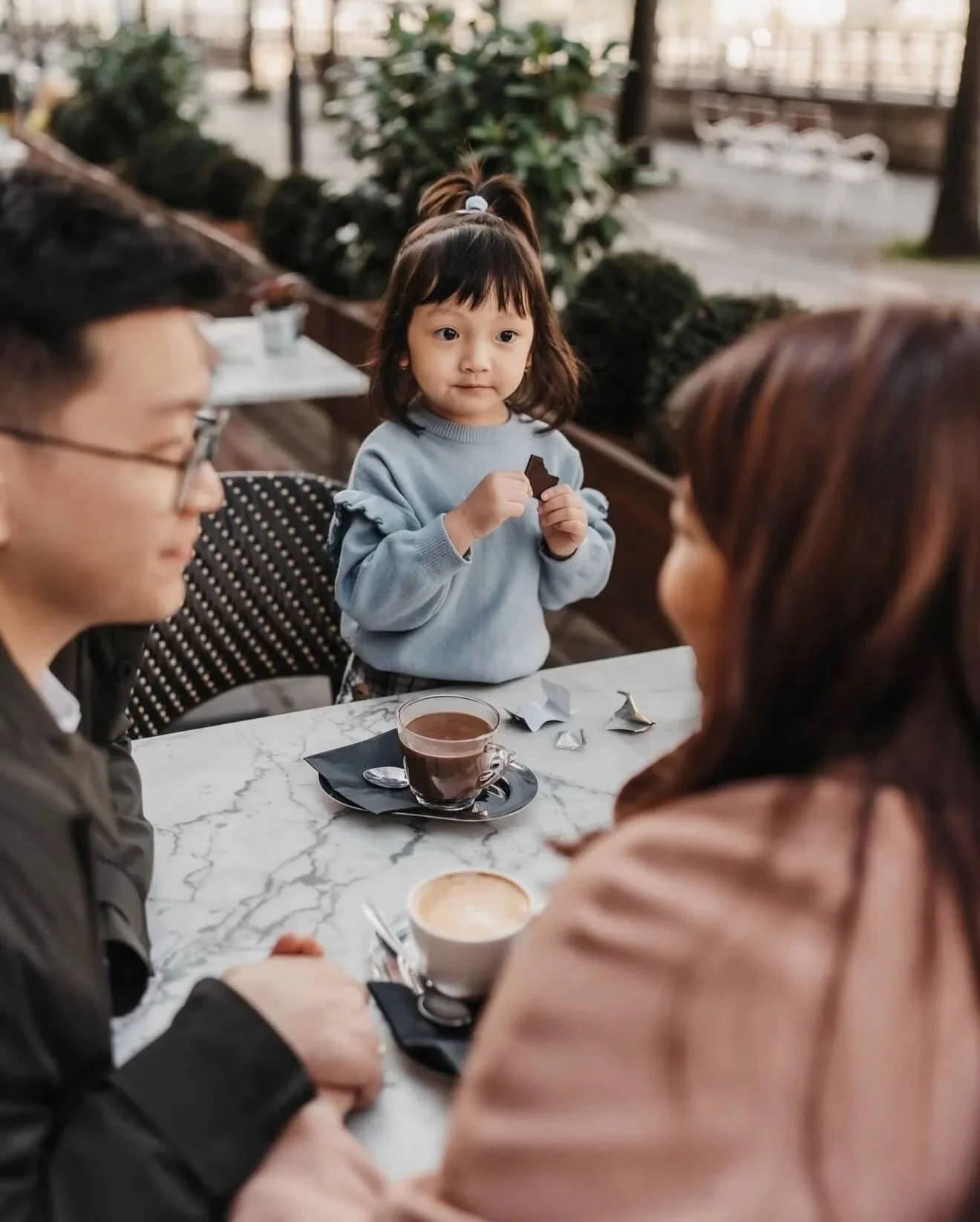 Family photoshoot in a coffee shop in Budapest
