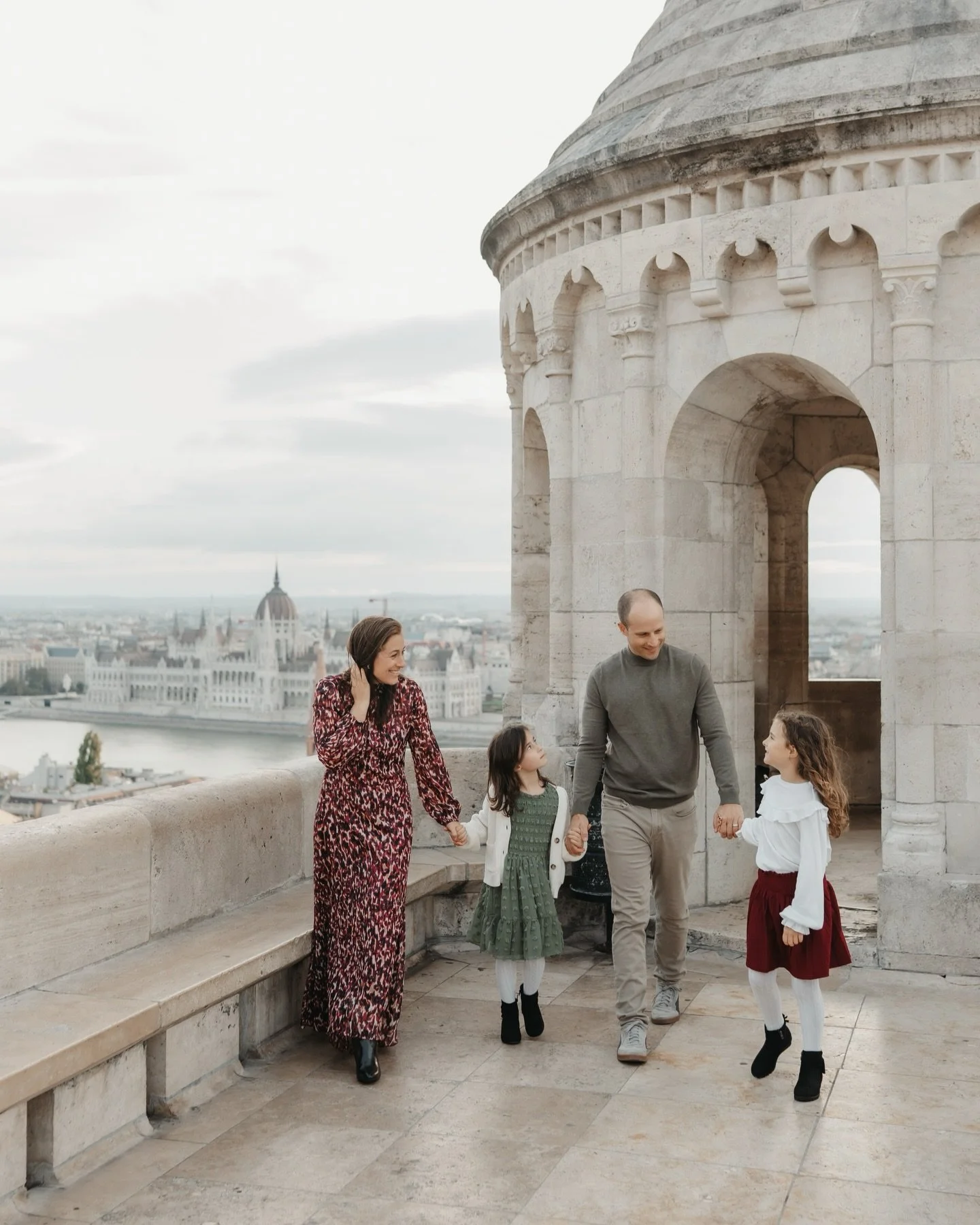 Budapest Photographer 📷
Aren&rsquo;t these girls so cute?😍 If you want some adorable photos of and WITH your kids book a session😊

#budapestphotographer #photographerbudapest #fishermansbastion #csal&aacute;dfot&oacute;z&aacute;s #travelbudapest