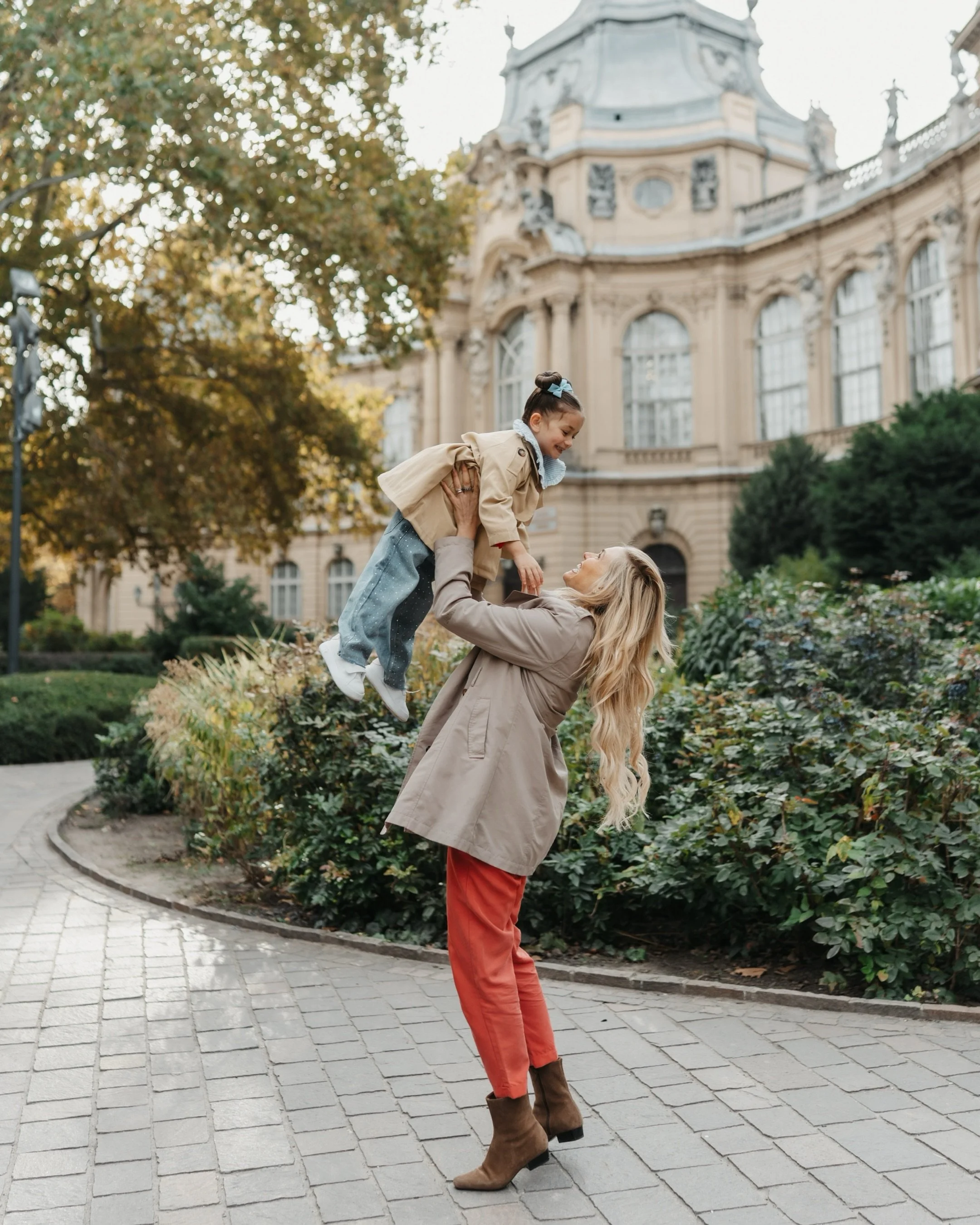 Budapest Photographer 📷
Personally I prefer a mother&rsquo;s day photoshoot over even christmas shoots😍 The connection between a mom and her children deserves to be captured🤍

#budapestphotographer #photographerbudapest #photographerinbudapest #cs