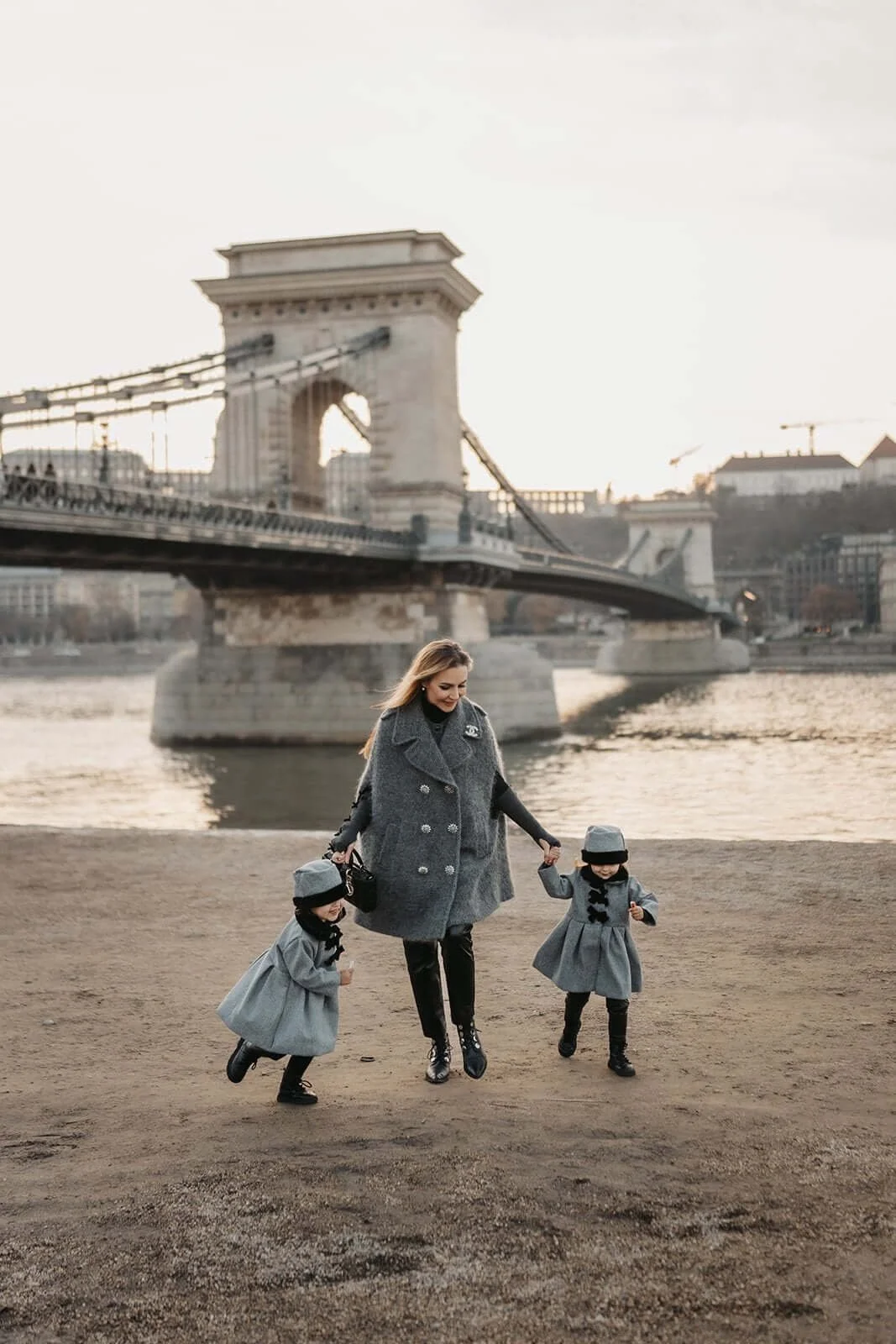 Family Photoshoot in Budapest at the Chain Bridge