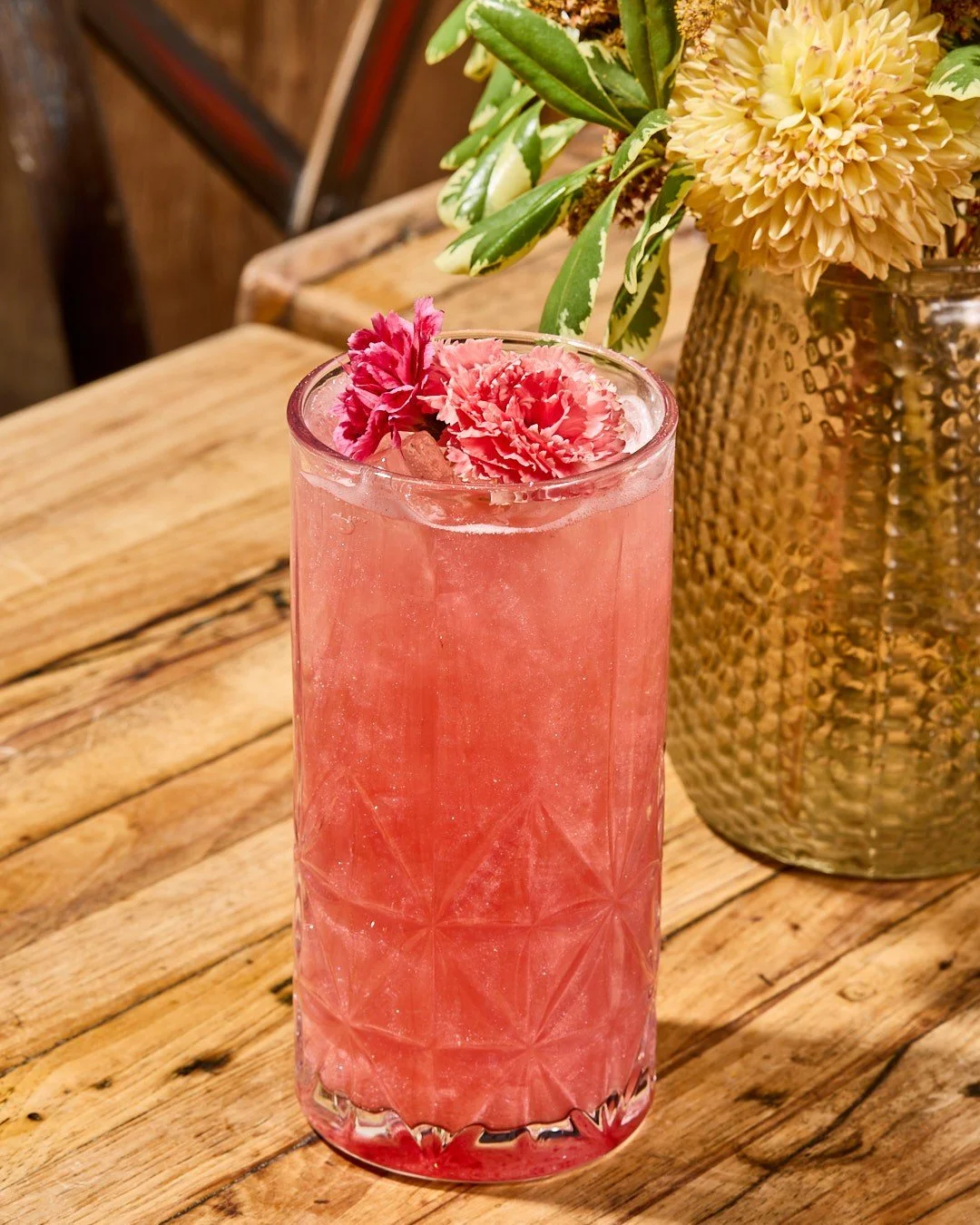 El Durazno 🍑✨

Refreshing, sparkling, and made to shine. Crafted with vodka, peach pur&eacute;e, lemon juice, @RedBull Peach, and edible glitter &mdash; the perfect way to start your Pink Brunch.