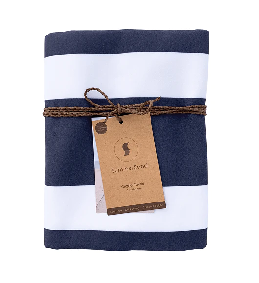 En sommerstrand håndkøje med brede blå og hvide striber, bundet med et flot reb, med tag, der siger 'SummerSand Original Towel'.