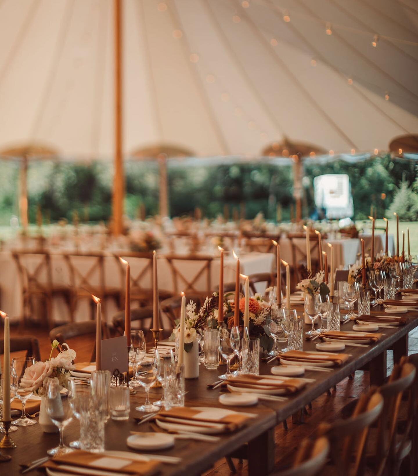 Encore un autre mariage inoubliable avec des clients et une &eacute;quipe de r&ecirc;&ecirc;&ecirc;veee! 🤩 &Agrave; quel point on est chanceuses? // Lisa-Pier et Jean-Philippe 🤍 // 20.08.22 
.
.
.
TEAM de 🔥
Photographe: @naomiegagnonphotographe 
D