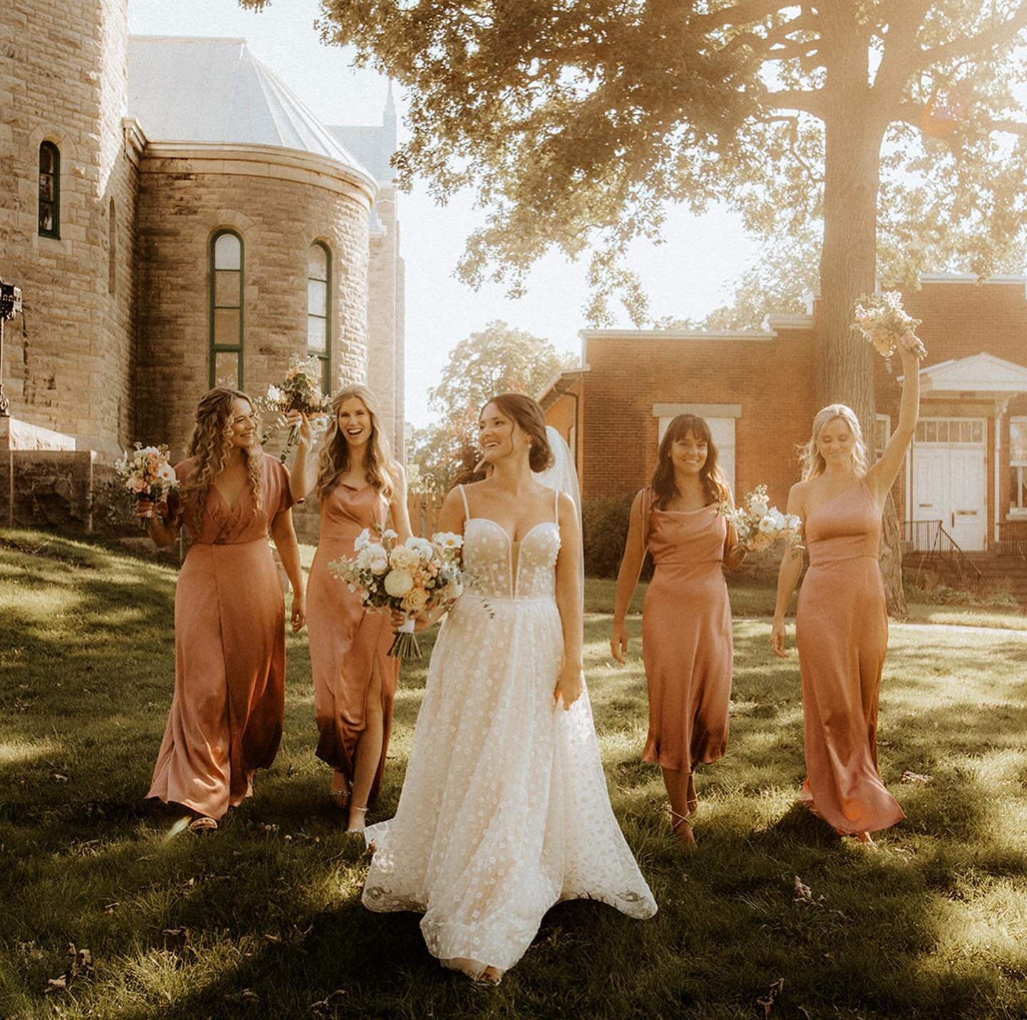 En amour total avec ce cort&egrave;ge! 😍 Les robes, les habits, le satin&eacute;, les bouquets, les couleurs, les beaux humains qu&rsquo;il y a dedans! TOUT! 🫶🏼 // Mariage V+M &bull; 27.08.22 
.
.
.
Photographe: @francisfraioli 
Planification &amp