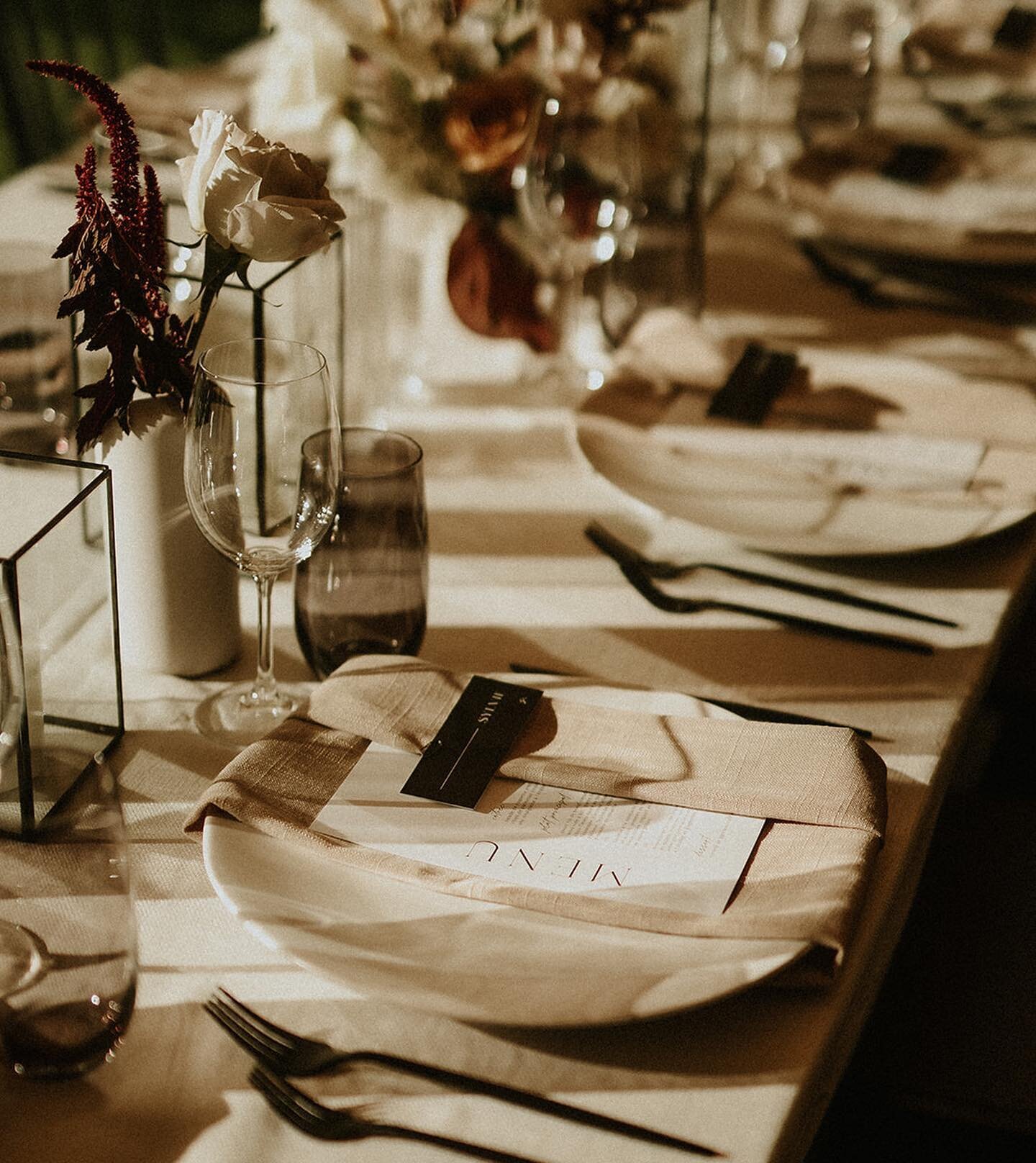 Les magnifiques tables de L+E dans la lentille de @francisfraioli 🖤✨ La luminosit&eacute; &eacute;tait au rendez-vous exactement au bon moment 🙌🏼 // 23.07.2022 
.
.
.
| TEAM |
Design et coordination : @heramariages 
Fleuriste: @oxide_design_floral