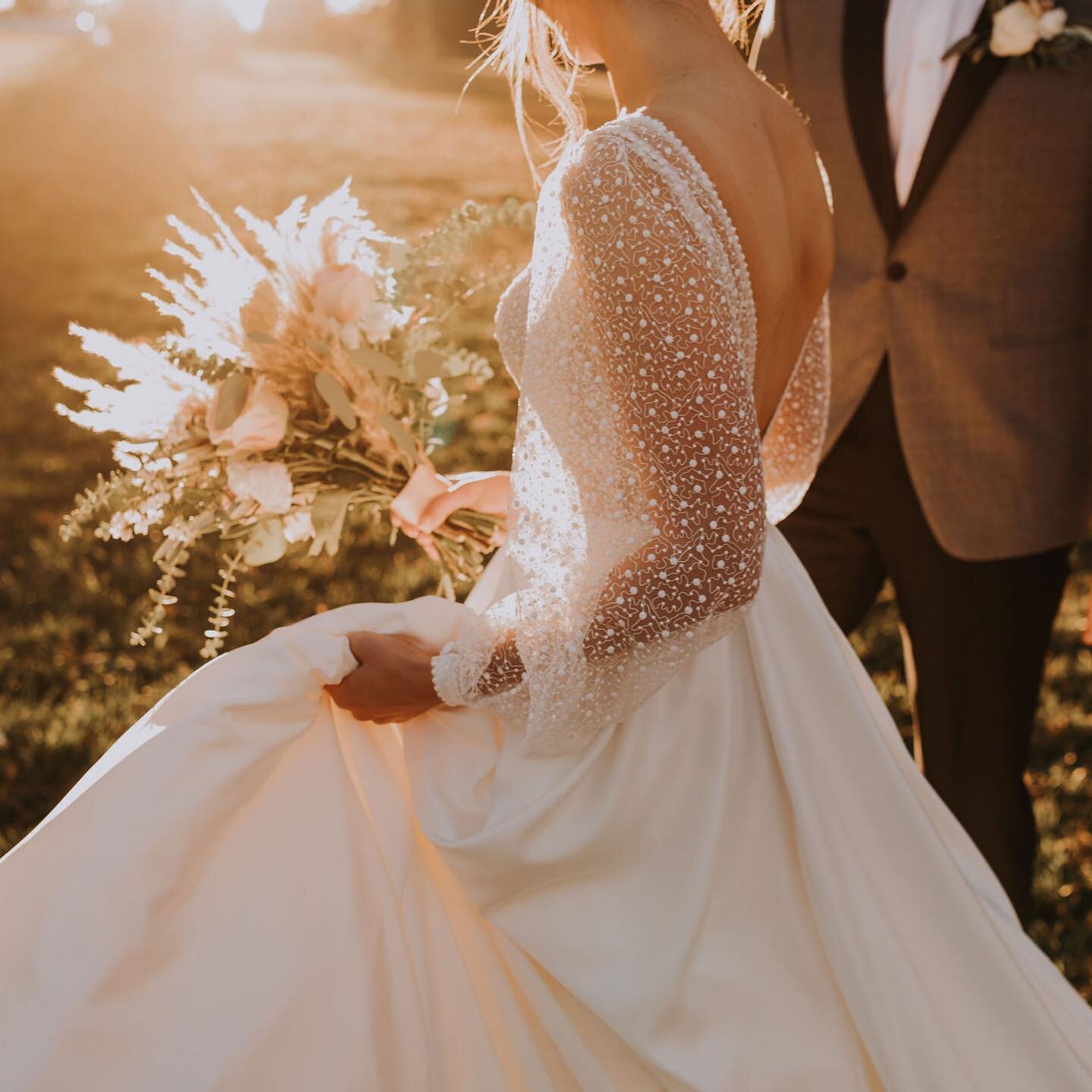 Annie et Philippe dans la lentille de @sarahdagephoto 🤍 Coup de c&oelig;ur total pour ce couple! 😍 09.10.23 
.
.
.
Planification &amp; design: @heramariages 
Fleuriste: @alavieauvert_creationsflorales 
Lieu: @aubergelacaleauclaire 
DJ: @hoolsmusic 