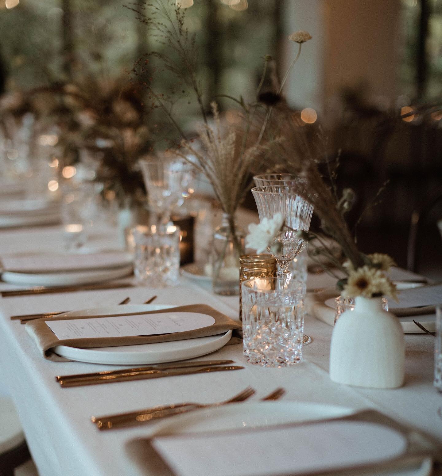 J&rsquo;attendais ces photos avec impatience! 😍 Un de mes designs pr&eacute;f&eacute;r&eacute;s de la saison 🤍 Mariage Ailsa et Alec &bull; 24.09.22 
.
.
.
| TEAM |
Photographe: @catherinedeslauriers.photo 
Planification &amp; design: @heramariages