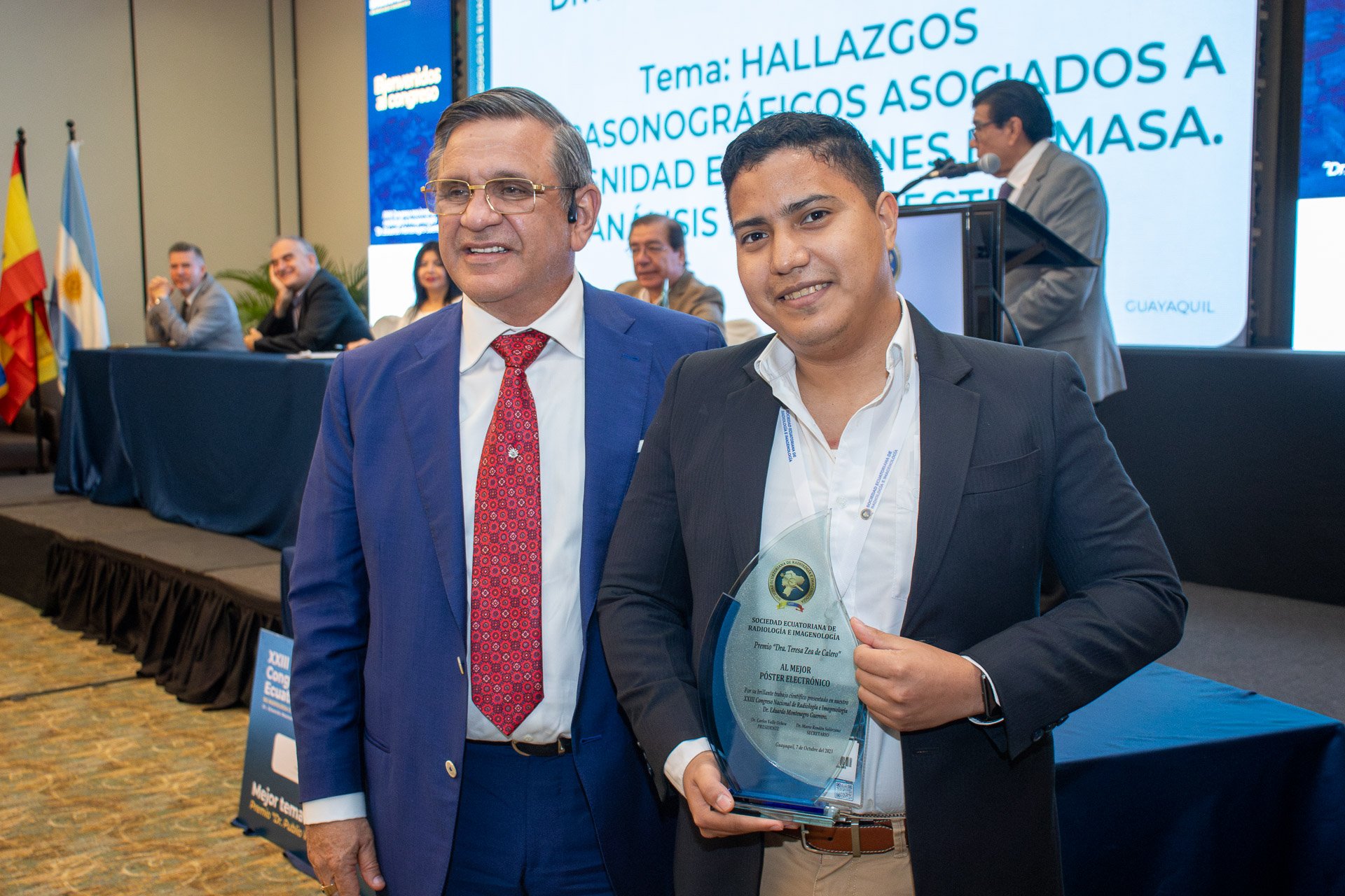  El Doctor Galo Calero con el ganador del premio al mejor poster electrónico del XXIII Congreso de Radiología e Imagenología 