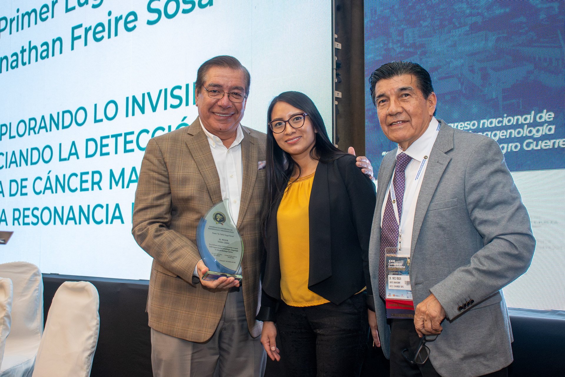  Los Doctores Publio Vargas y Mario Rendón con la representante del ganador del premio al mejor tema libre del XXIII Congreso de Radiología e Imagenología 