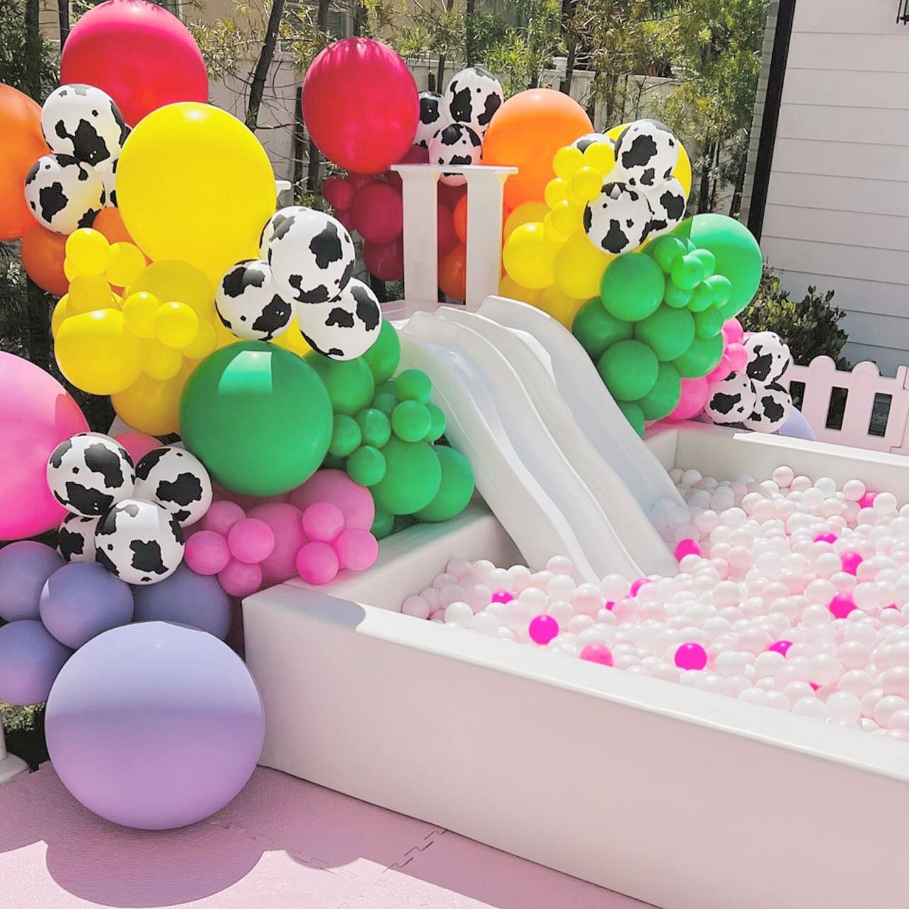 🌈 Be a Rainbow in someone else&rsquo;s cloud 
.
Cute farm rainbow theme , why fit in when you can stand out with creativity 🌈🐄🐷🐴🐓🌈
.
&bull; Ballpit ✔️
&bull; Toddler double slides✔️
&bull;Balloon Garland. Add on ✔️

&bull;&bull;&bull;We create