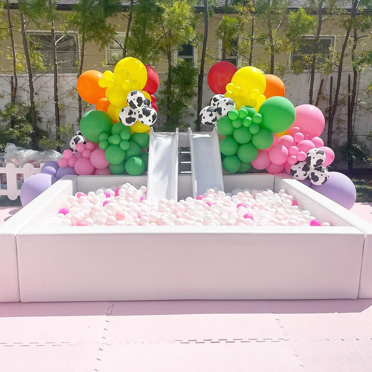 🌈 Be a Rainbow in someone else&rsquo;s cloud 
.
Cute farm rainbow theme , why fit in when you can stand out with creativity 🌈🐄🐷🐴🐓🌈
.
&bull; Ballpit ✔️
&bull; Toddler double slides✔️
&bull;Balloon Garland. Add on ✔️

&bull;&bull;&bull;We create