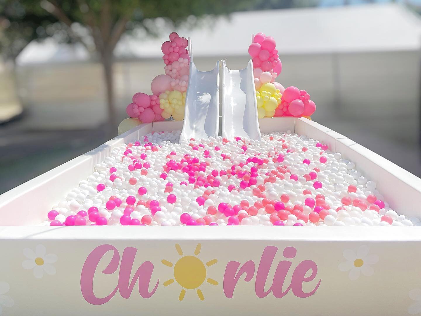 You are my Sunshine ☀️ 
.
Happy birthday Charlie ☀️💗
.
Now this is what we call FUN under the ☀️ SUN &hellip; #birthdayparty #ballpit #sunshine☀️ #birthdaygirl 
.
We create any theme ☀️ to book your next birthday party &mdash;&mdash;click link on bi