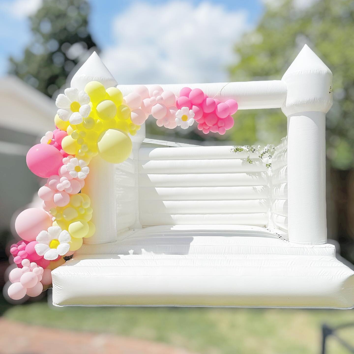 You are my Sunshine ☀️ 
.
Happy birthday Charlie ☀️💗
.
Now this is what we call FUN under the ☀️ SUN &hellip; #birthdayparty #ballpit #sunshine☀️ #birthdaygirl 
.
We create any theme ☀️ to book your next birthday party &mdash;&mdash;click link on bi