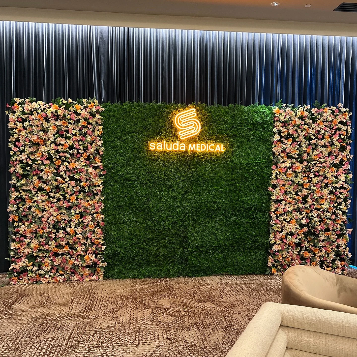 We love getting creative with our flower walls! For Saluda Medical, we combined our Garden Green and Wildflower walls to design a one-of-a-kind, stunning backdrop. Can&rsquo;t wait to see what other combinations we come up with next!

Venue: @whotels