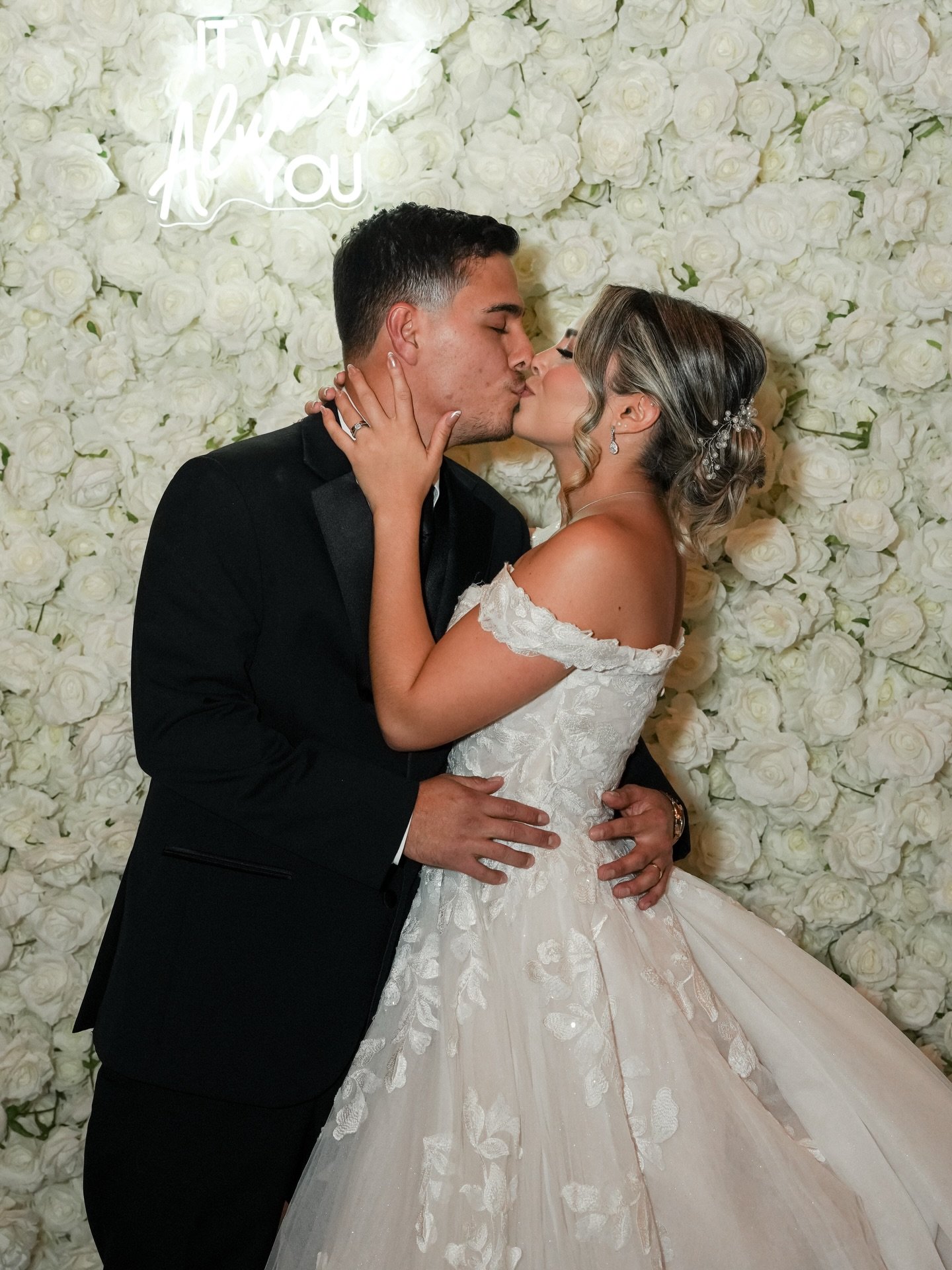 Congratulations to Nicole &amp; Pedro!! 

Flower wall(Lily Rose) - @klevents___ 
Photographer- @petrachiweddings 
Venue - @jonesfarmnashville 

.
.
.
.
.
#nashvillebrides&nbsp;#nashvillewedding&nbsp;#nashvilleevents&nbsp;#nashvilleflowers&nbsp;#nashv