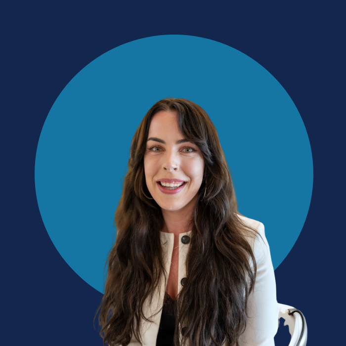 Portret van een lachende vrouw met lang bruin haar, gekleed in een witte jas, voor een moderne grafische achtergrond.