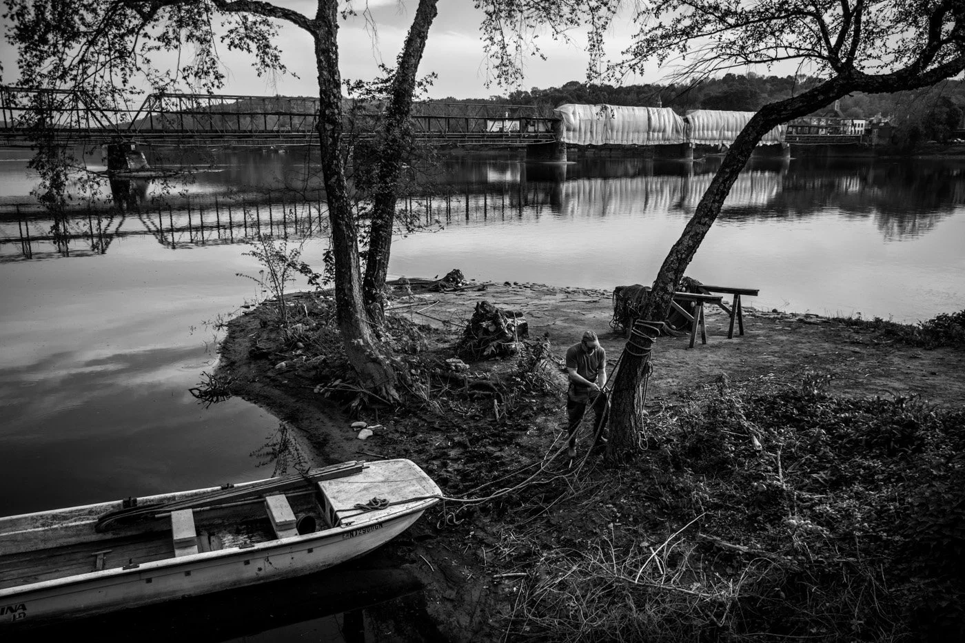 b_steve_unmoors_the_skiff.jpg