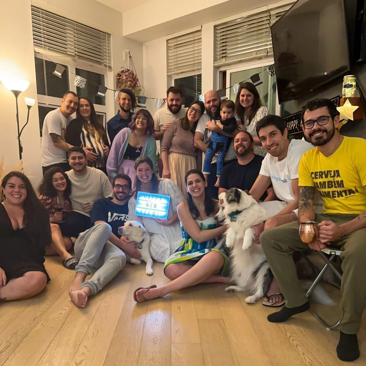 uma foto sem edi&ccedil;&atilde;o, com muita bagun&ccedil;a, m&uacute;sica e amigos queridos, assim como foi o ano de 2022 haha 
Obrigada por terem vindo pra casa que ainda falta m&oacute;veis, por todos os papos, por tudo nesse ano, por me apoiarem 