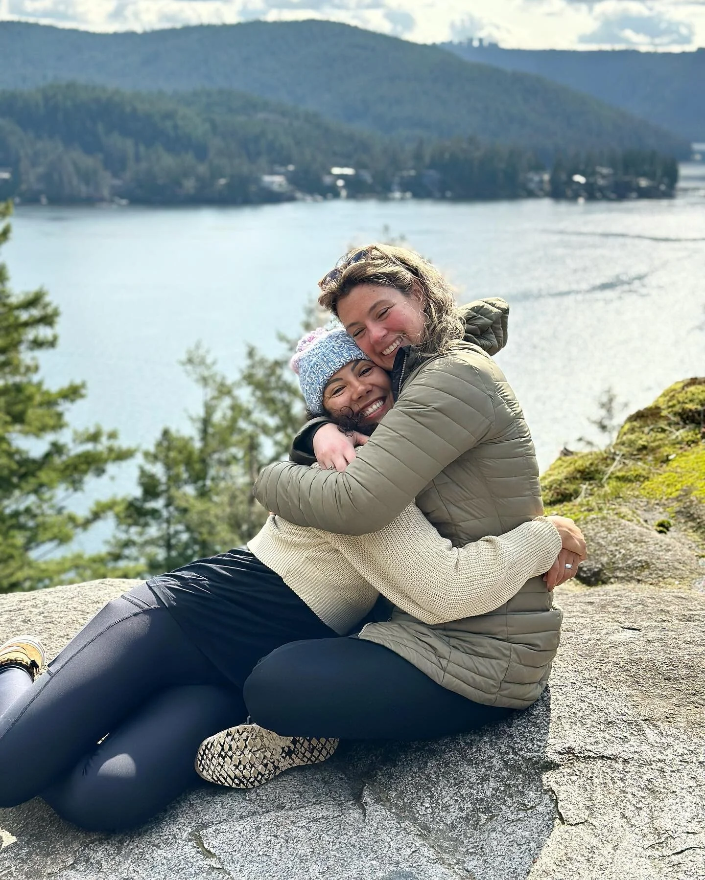 When finally one of your bff comes to Canada visit you! 💛💙
foi um sonho muito bem vivido, mas j&aacute; tem um m&ecirc;s que voc&ecirc;s se foram&hellip; ta na hora de voltarem 🇨🇦 @barbarabellini.sg @rogeriorochajr 
quero viver a vida perigosamen