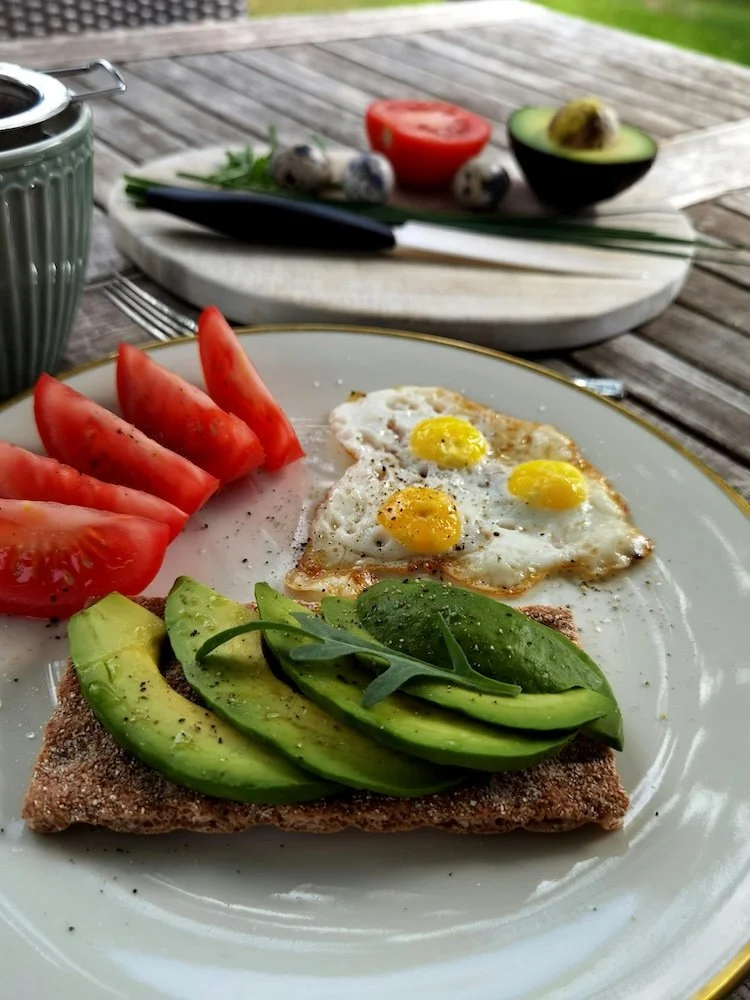 egg avocado breakfast