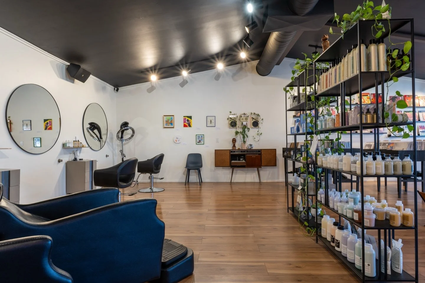 Sunny morning, good music, fresh cuts. This space feels like home 🌱