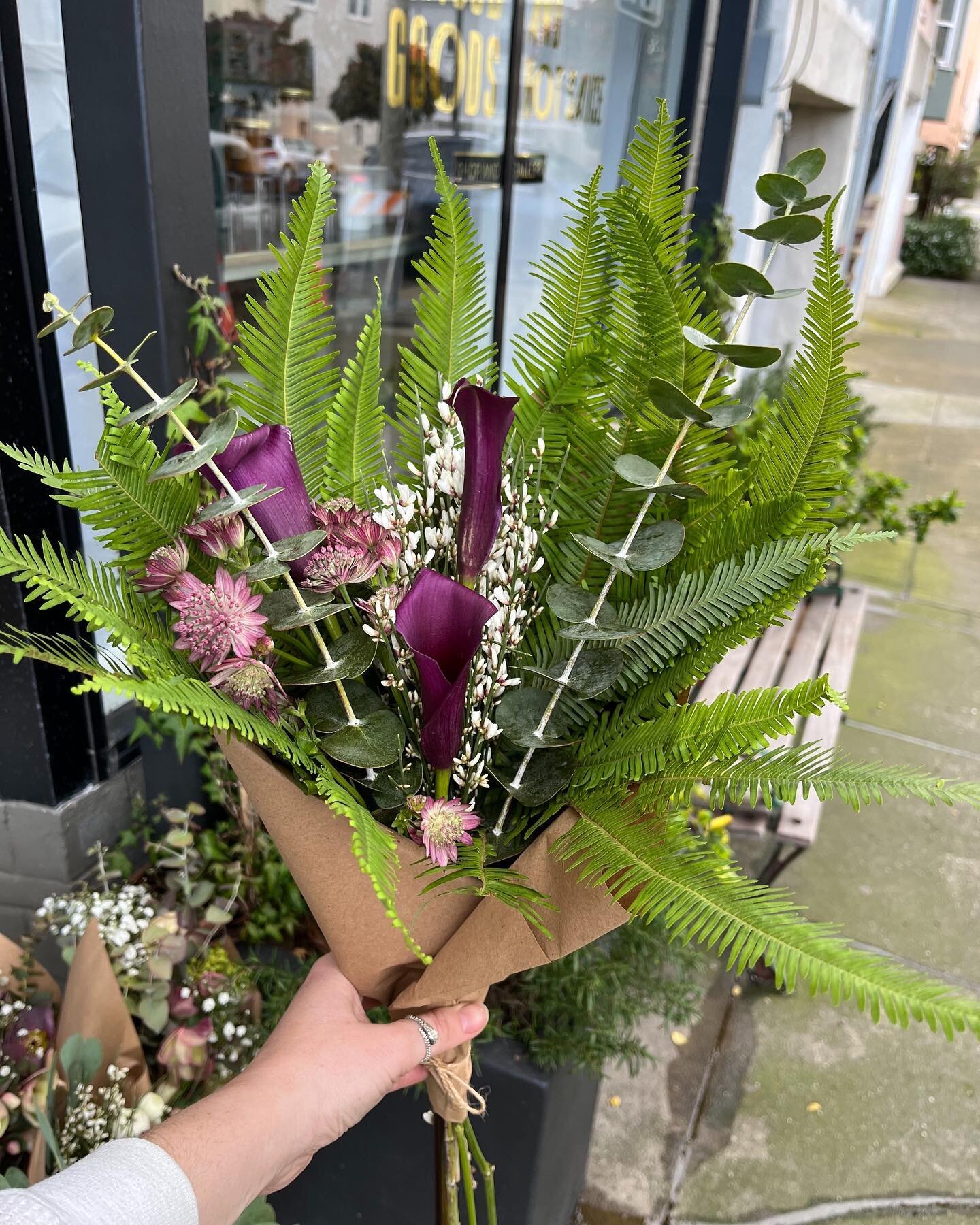 For your lovers and friends&hellip;or for yourself❤️
We&rsquo;ve made fresh bouquets for those VIPs in your life. 

Open this Sunday 10am-2:30pm! 

#valentinesdaybouquets #sfflowerstand #sfgiftshop #shopsmallsf #shoplocalsf #icanbuymyselfflowers #hap