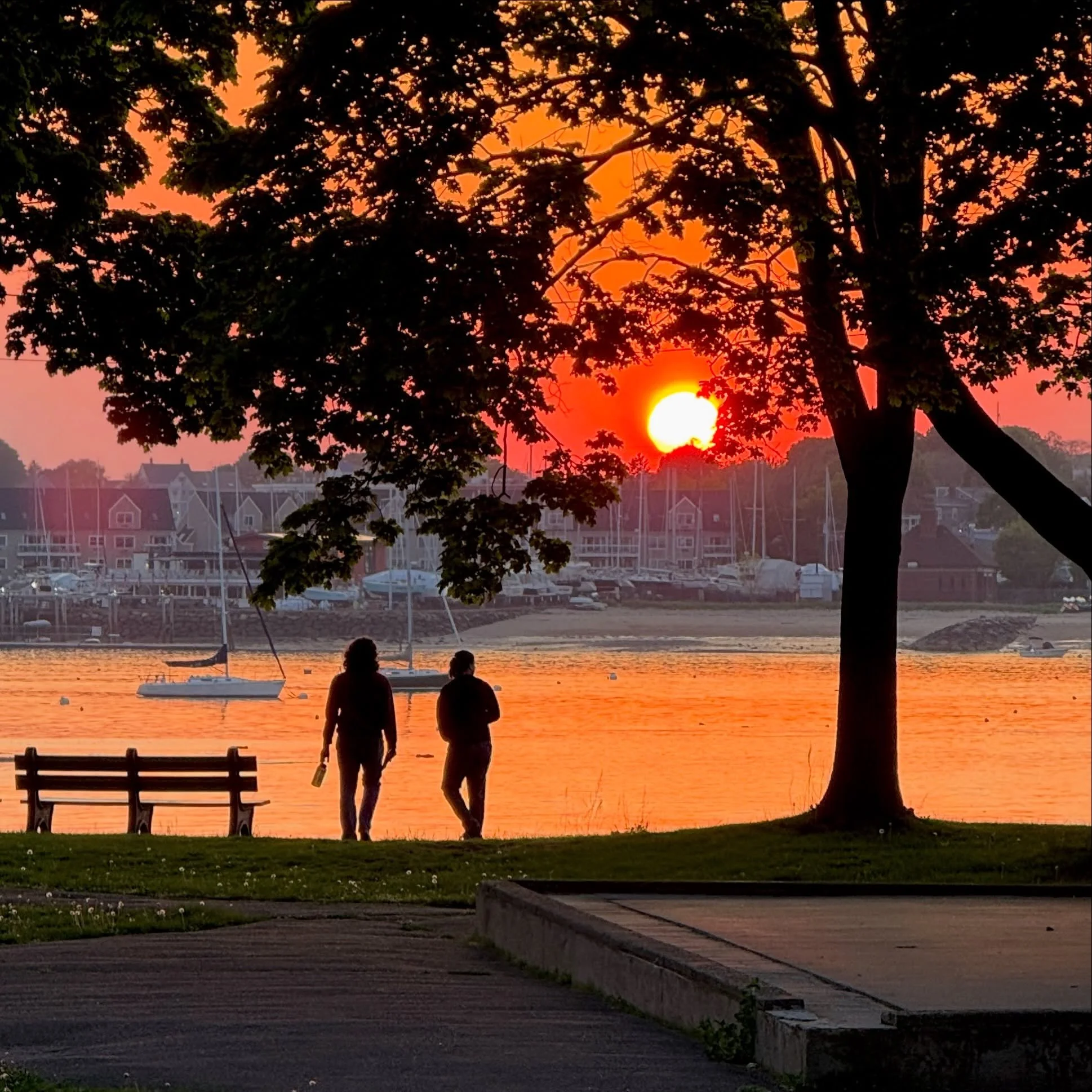Our first full team meeting of the summer ended with the most incredible sunset.

#salemwillowssunsets #sunsettours