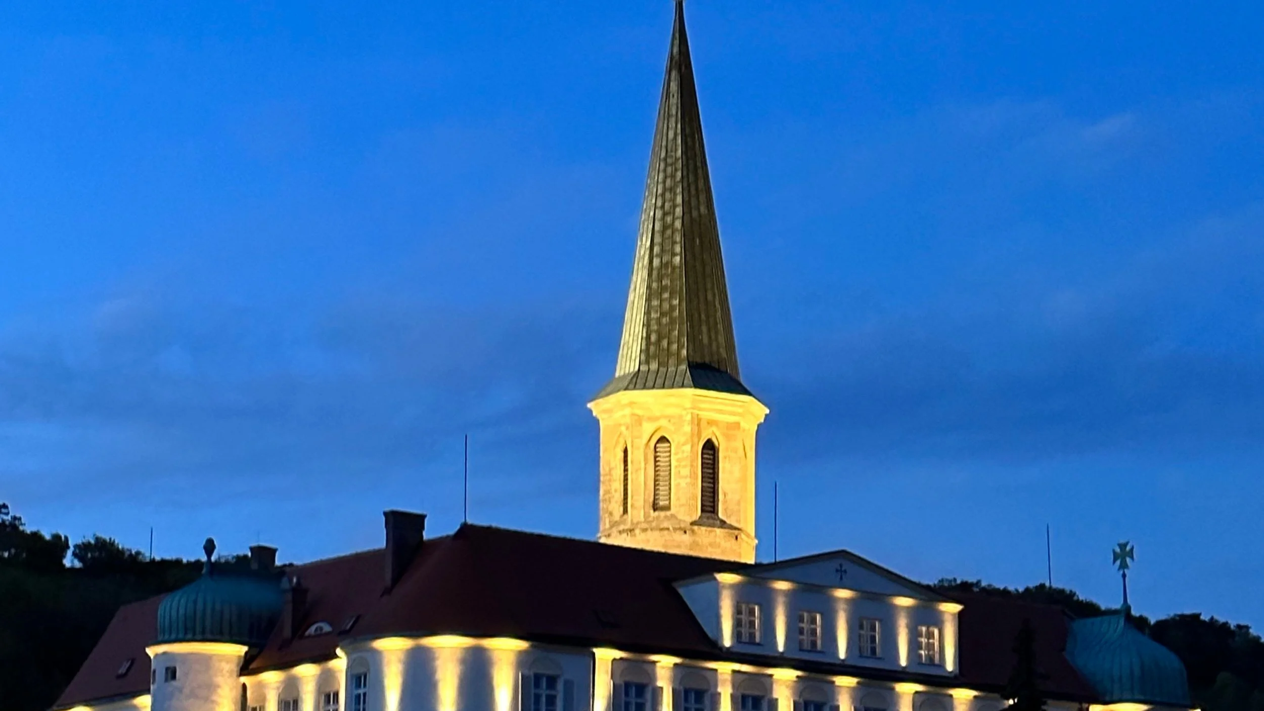 Das Schloss Gumpldskirchen liegt am höchsten Punkt vom Ort Gumpoldskirchen. Es bildet heute noch das geistige Zentrum des Ortes. Die blaue Stunde macht diesen besonderen Ort noch attraktiver.