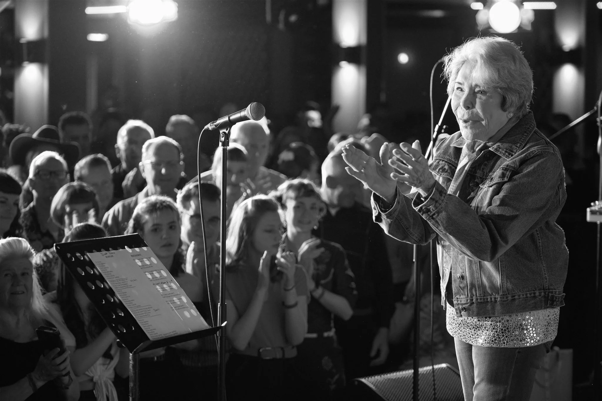 Mimi Roman — Rockabilly Rave, Norfolk 2025
A candid on-stage moment as Mimi Roman acknowledges the crowd, captured in timeless monochrome during Rockabilly Rave in Norfolk