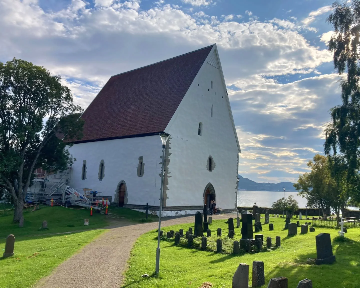 Hilsen fra Harstad! 😃 I kveld &aring;pner vi d&oslash;rene i Trondenes kirke, til f&oslash;rste forestilling i h&oslash;stens Sunniva av Selja-turn&eacute;. Hjertelig velkommen!

#sunnivaavselja #Harstad #trondeneskirke #turn&eacute;
