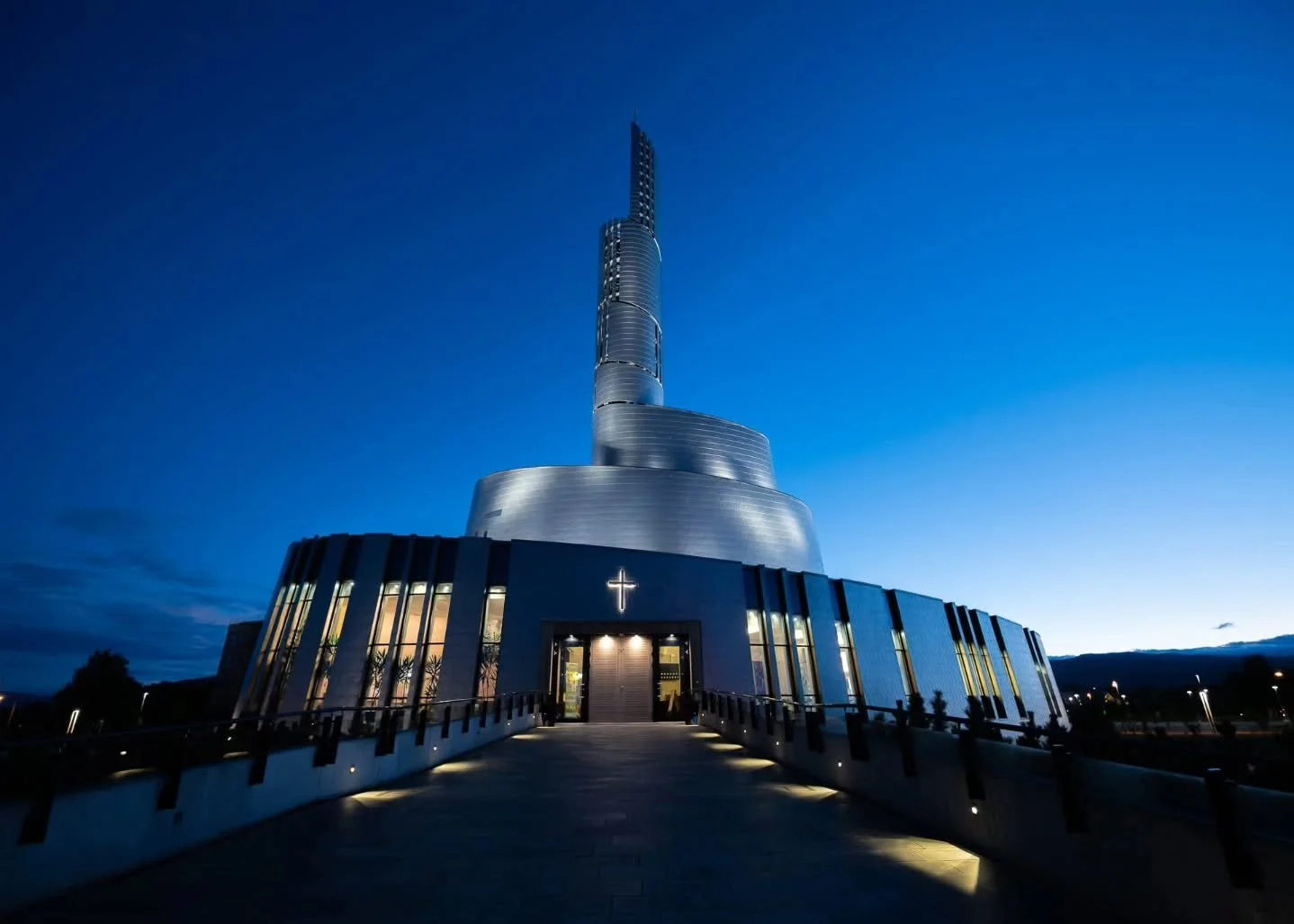 Takk, Nord-Norge, for fine turn&eacute;dager! Vi avsluttet i Altas nydelige Nordlyskatedral, og har n&aring; forflyttet oss til Oslo Domkirke.

Velsignet helg fra oss i Himmelske toner ❤️🙏🏼

#sunnivaavselja #nordlyskatedralen #alta