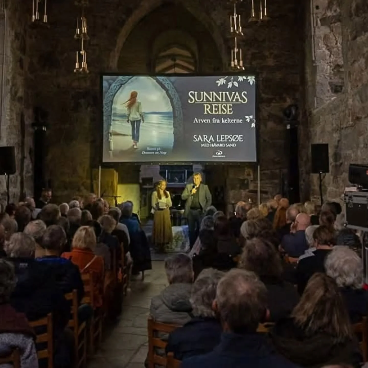 Takk for alle hyggelige m&oslash;ter rundt om i landet! 🙏 Vi fikk en fantastisk avslutning p&aring; h&oslash;stens turn&eacute; i Utstein kloster, som er det eneste klosteret som fortsatt st&aring;r igjen siden middelalderen. Fine forestillinger ble