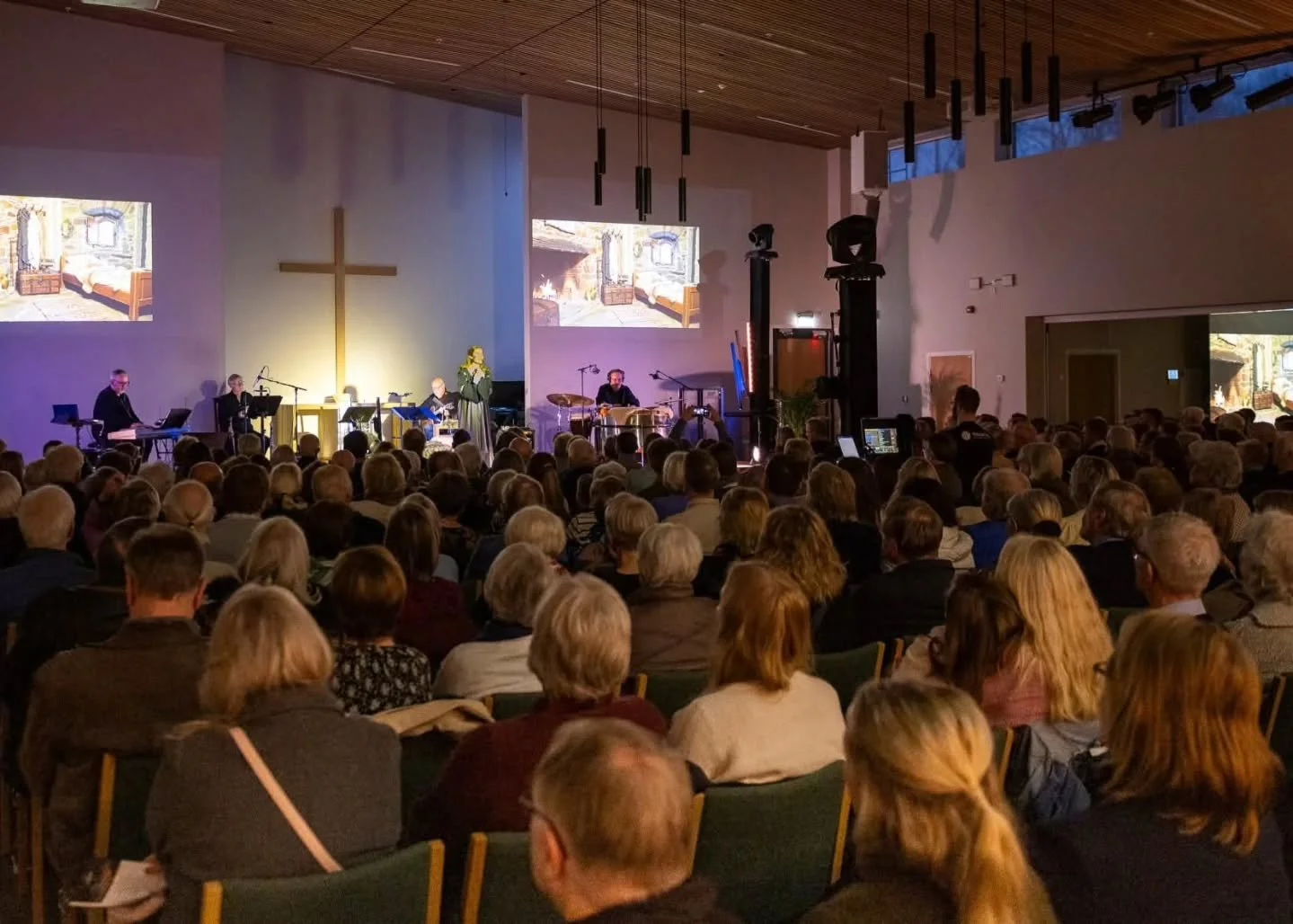 Fulle hus i Skien og Drammen forrige helg! 🙏
4 forestillinger stod p&aring; planen for mars 2026.
I g&aring;r var vi i S&oslash;re &Aring;l kirke i Lillehammer - og i kveld kj&oslash;res forel&oslash;pig siste forestilling, i Vang kirke i Hamar.

Ve