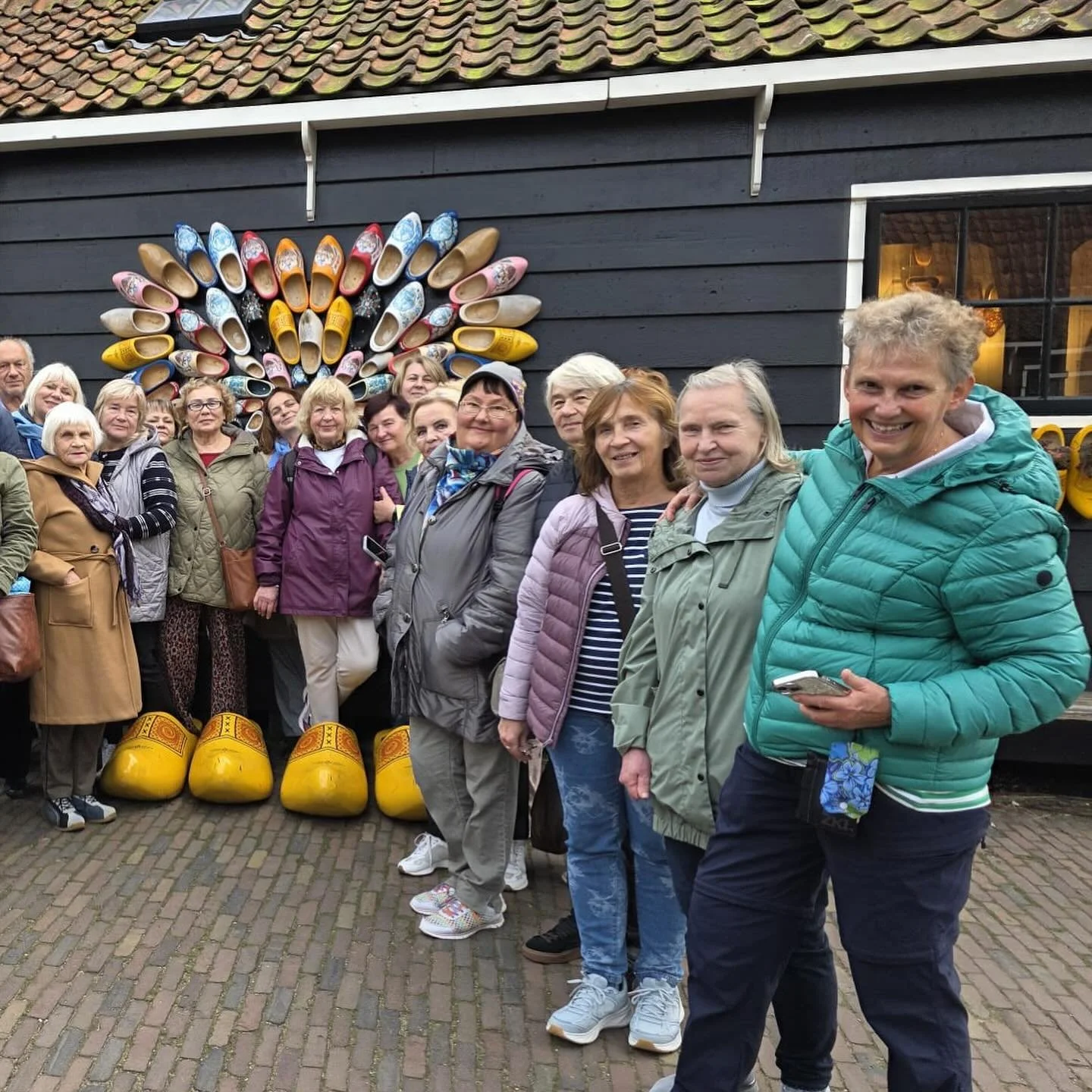 🇳🇱 Подорож українців до Zaanse Schans 🌾

Наша група українців, під організацією волонтерки Інеке, провела чудовий день у мальовничому історичному селищі Зансе Схансе. Ми здійснили прогулянку серед старовинних вітряків, відвідали Baars склад, де ді