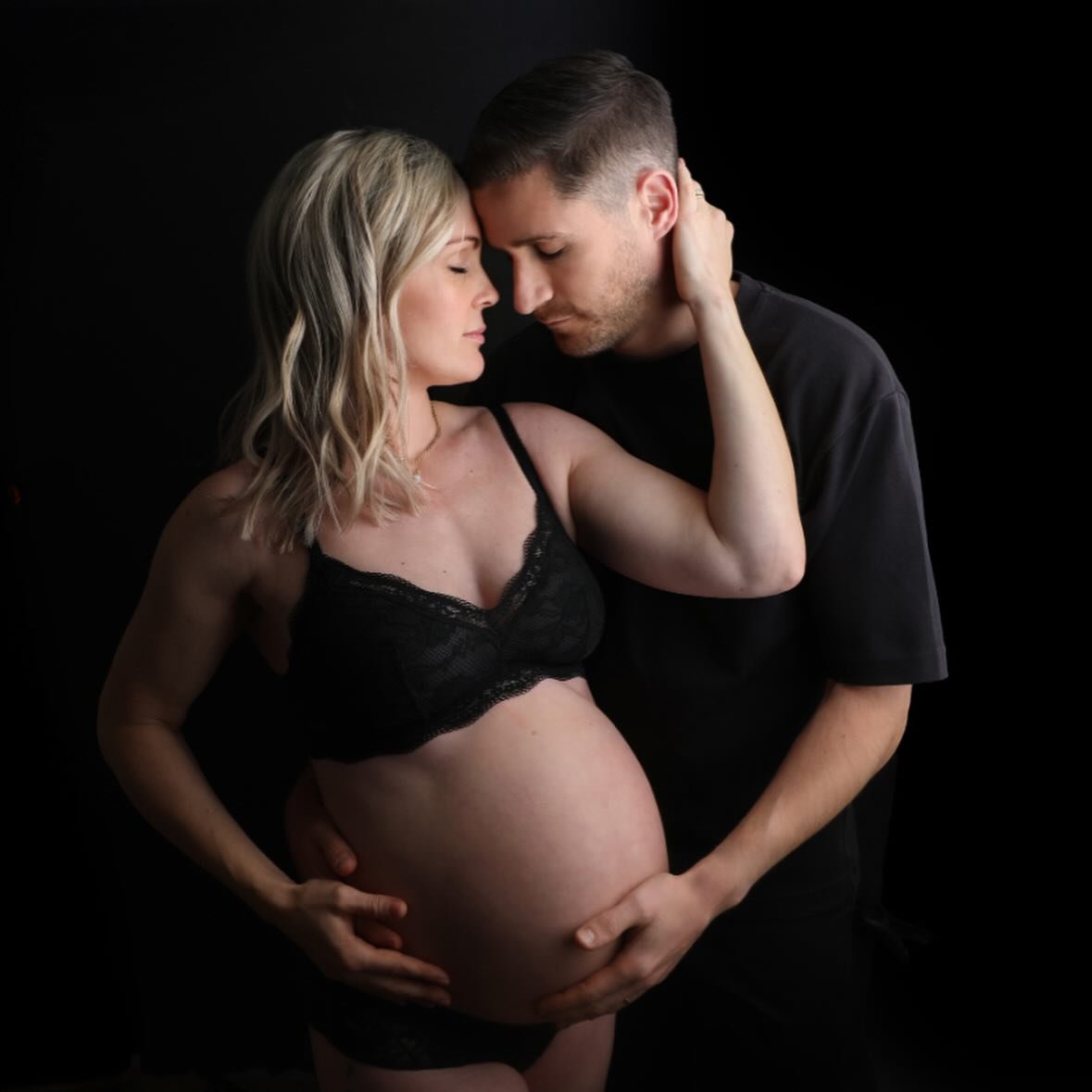 Colour or black &amp; white? Don&rsquo;t worry about choosing, your photos come in both. #guildfordmaternityphotos #maternityphotoshoot #maternityphotosession #surreymaternityphotographer #ingridtimmermanphotography